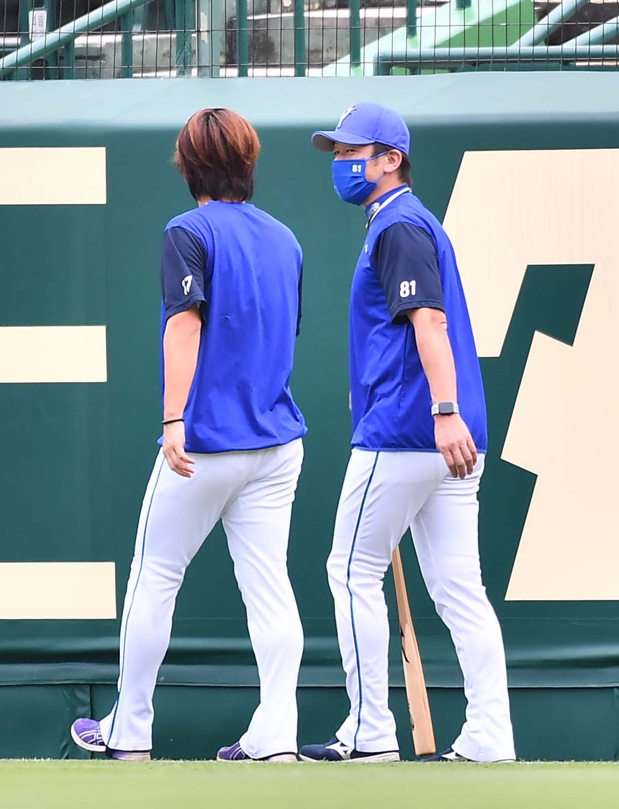 阪神対DeNA　昨日サヨナラ安打を浴びた三嶋一輝（左）に声を掛ける三浦監督（撮影・上田博志）
