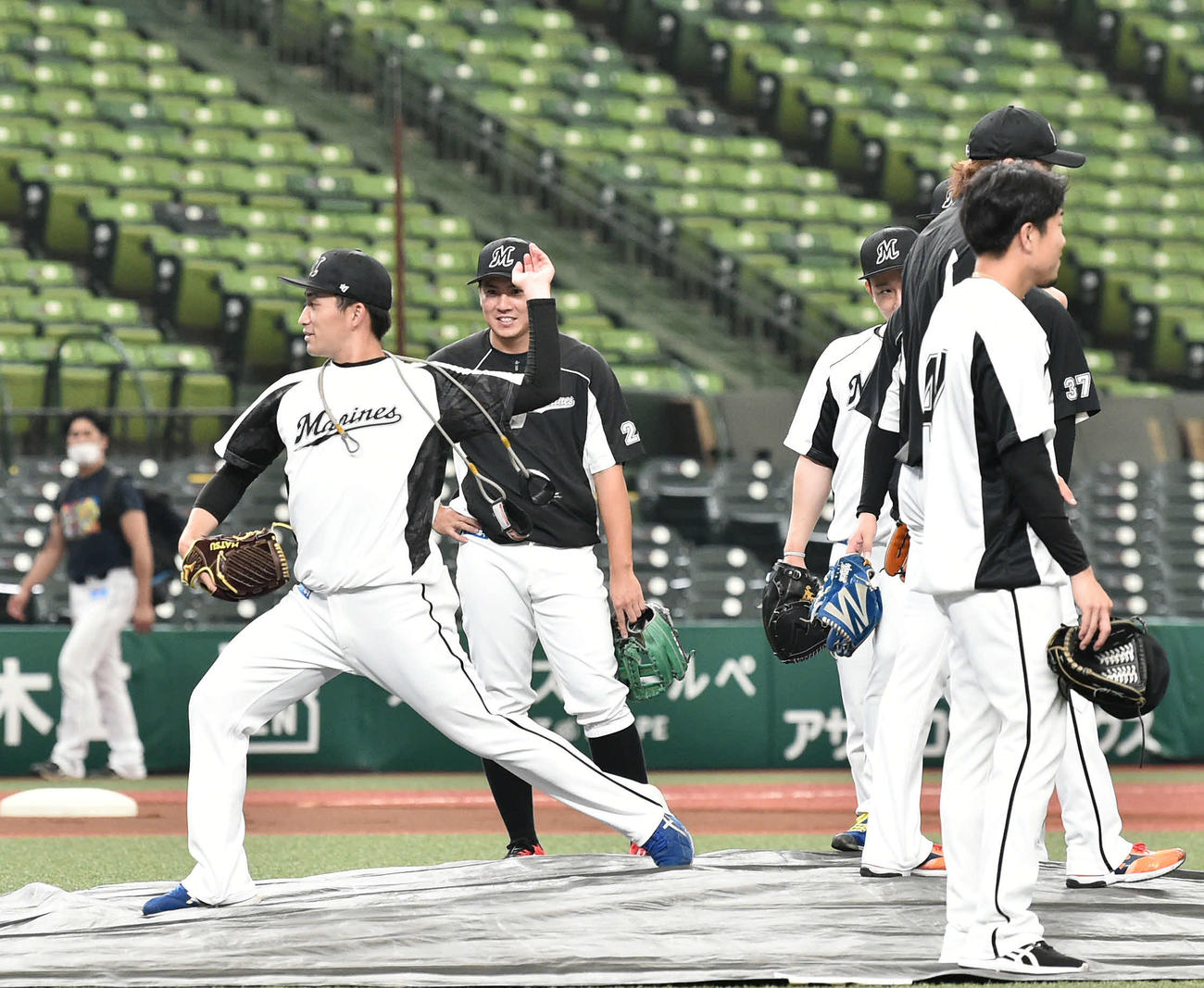 西武戦の試合前練習でマウンドを確認するロッテ小島（左）（撮影・滝沢徹郎）