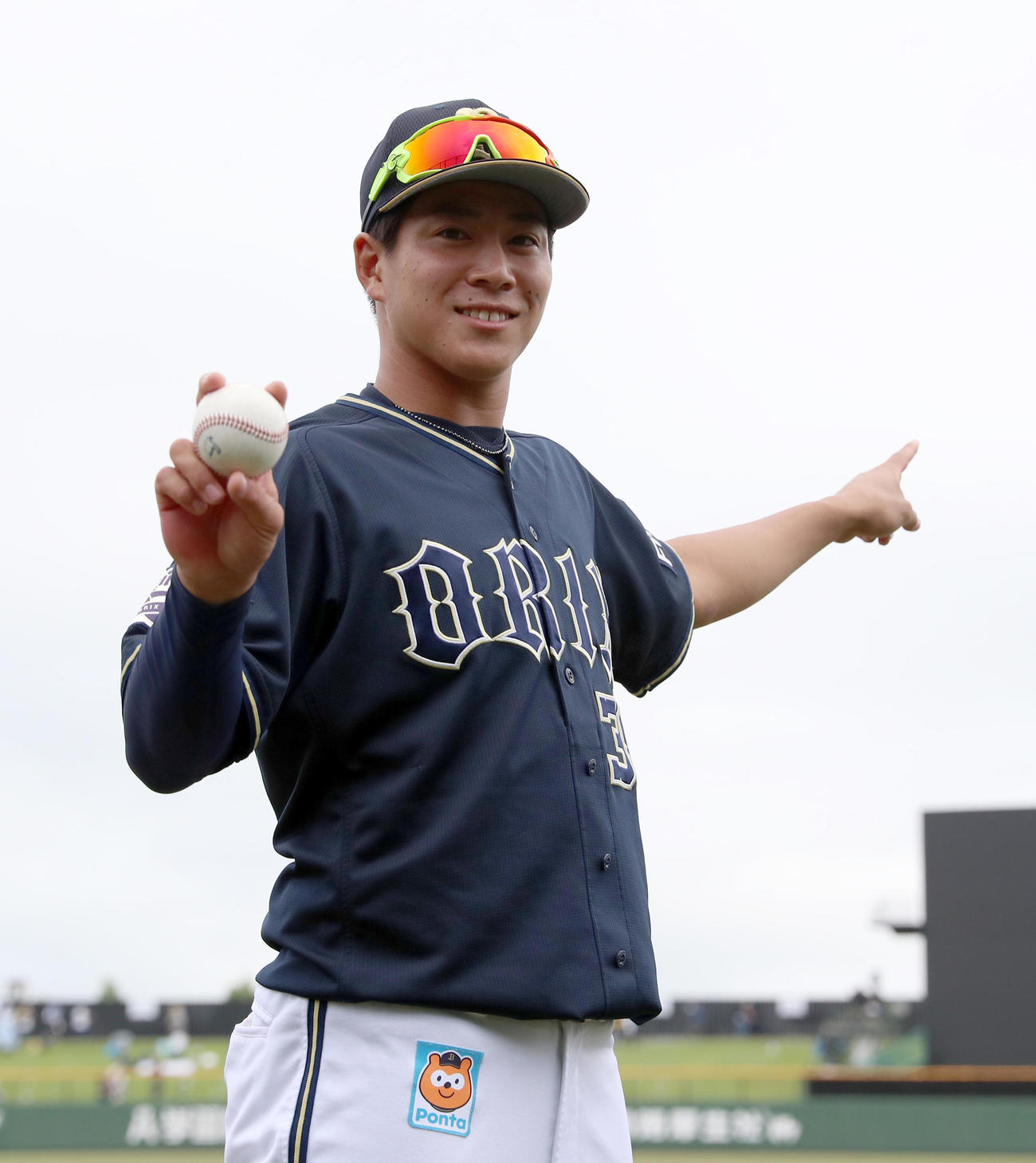 日本ハム対オリックス　プロ初本塁打の記念ボールを手に笑顔で右翼スタンドを指さすオリックス来田（撮影・佐藤翔太）