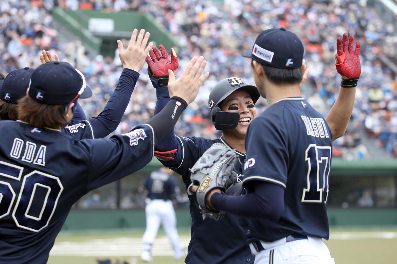 日本ハム対オリックス　1回表オリックス2死一塁、来田（中央奥）は右越え2点本塁打を放ちチームメートに出迎えられる（撮影・佐藤翔太）