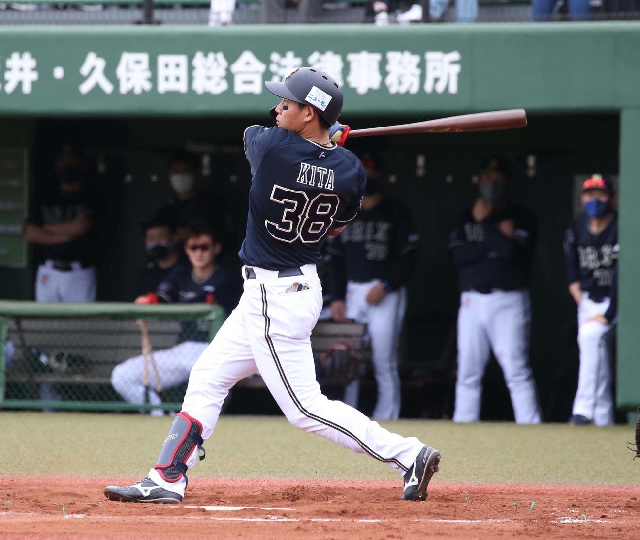 日本ハム対オリックス　1回表オリックス2死一塁、右越え2点本塁打を放つ来田（撮影・黒川智章）