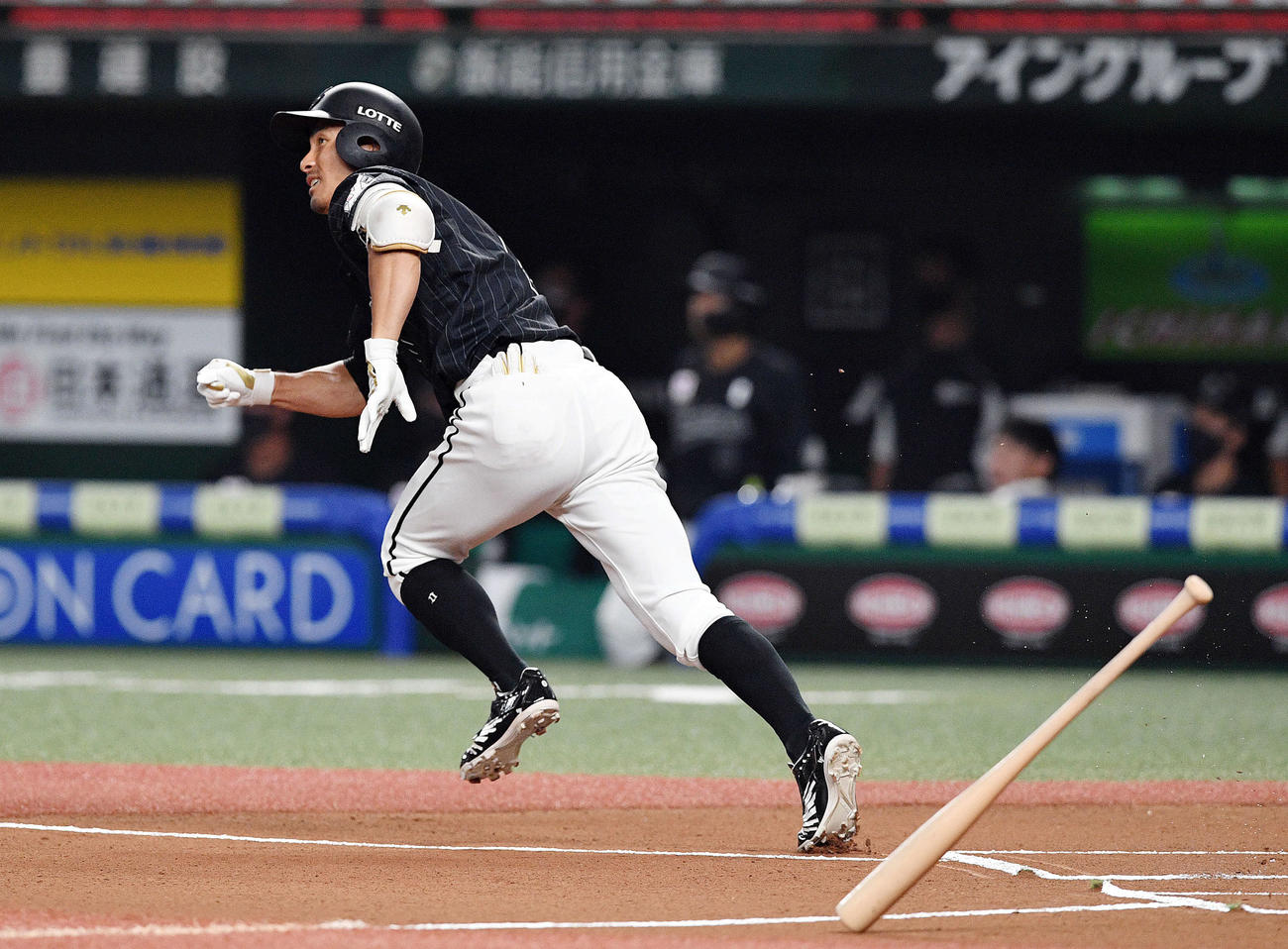 西武対ロッテ　1回表ロッテ無死、荻野は左中間へ先制のソロ本塁打を放つ（撮影・滝沢徹郎）