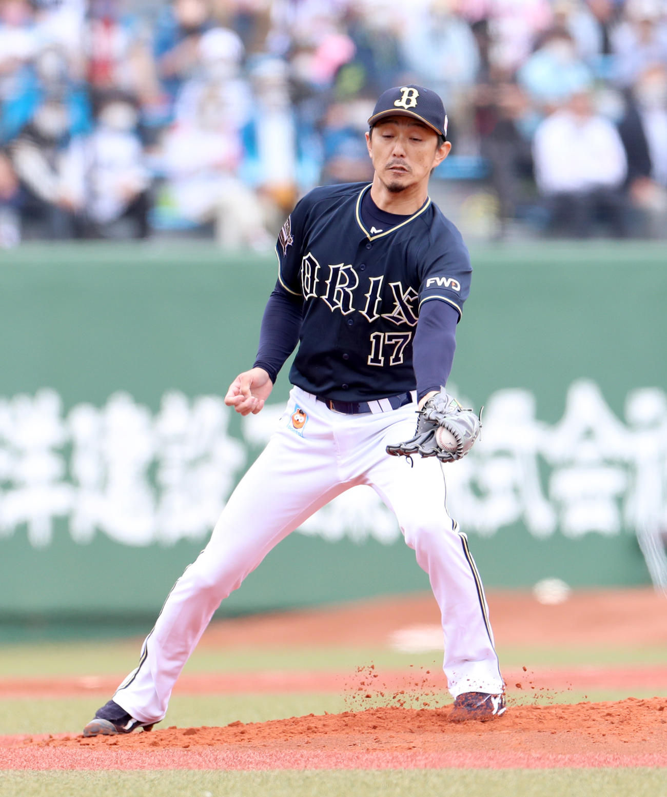 日本ハム対オリックス　1回裏日本ハム1死一塁、高浜の打球を好捕するオリックス増井（撮影・佐藤翔太）
