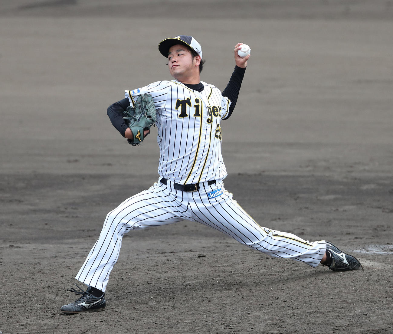 ウエスタンリーグ阪神対広島　試合後のシート打撃に登板する高橋遙人（代表撮影）