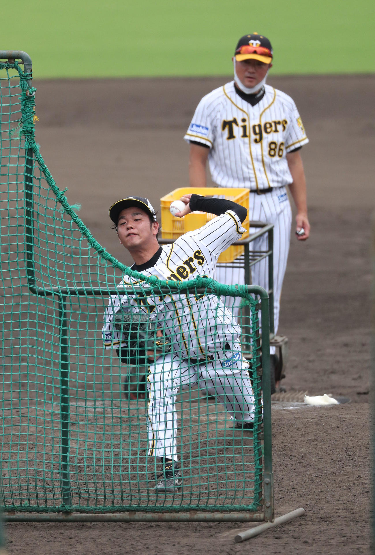ウエスタンリーグ阪神対広島　試合後のシート打撃に登板する高橋遙人（代表撮影）