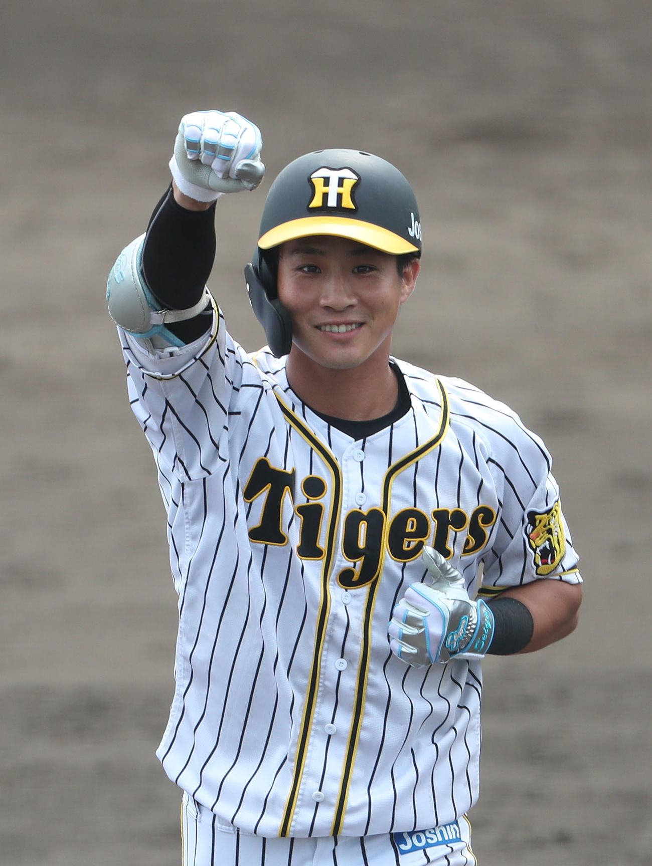 ウエスタンリーグ阪神対広島　9回裏阪神2死一、三塁、木浪聖也はサヨナラ中前適時打を放ちガッツポーズを見せる（代表撮影）