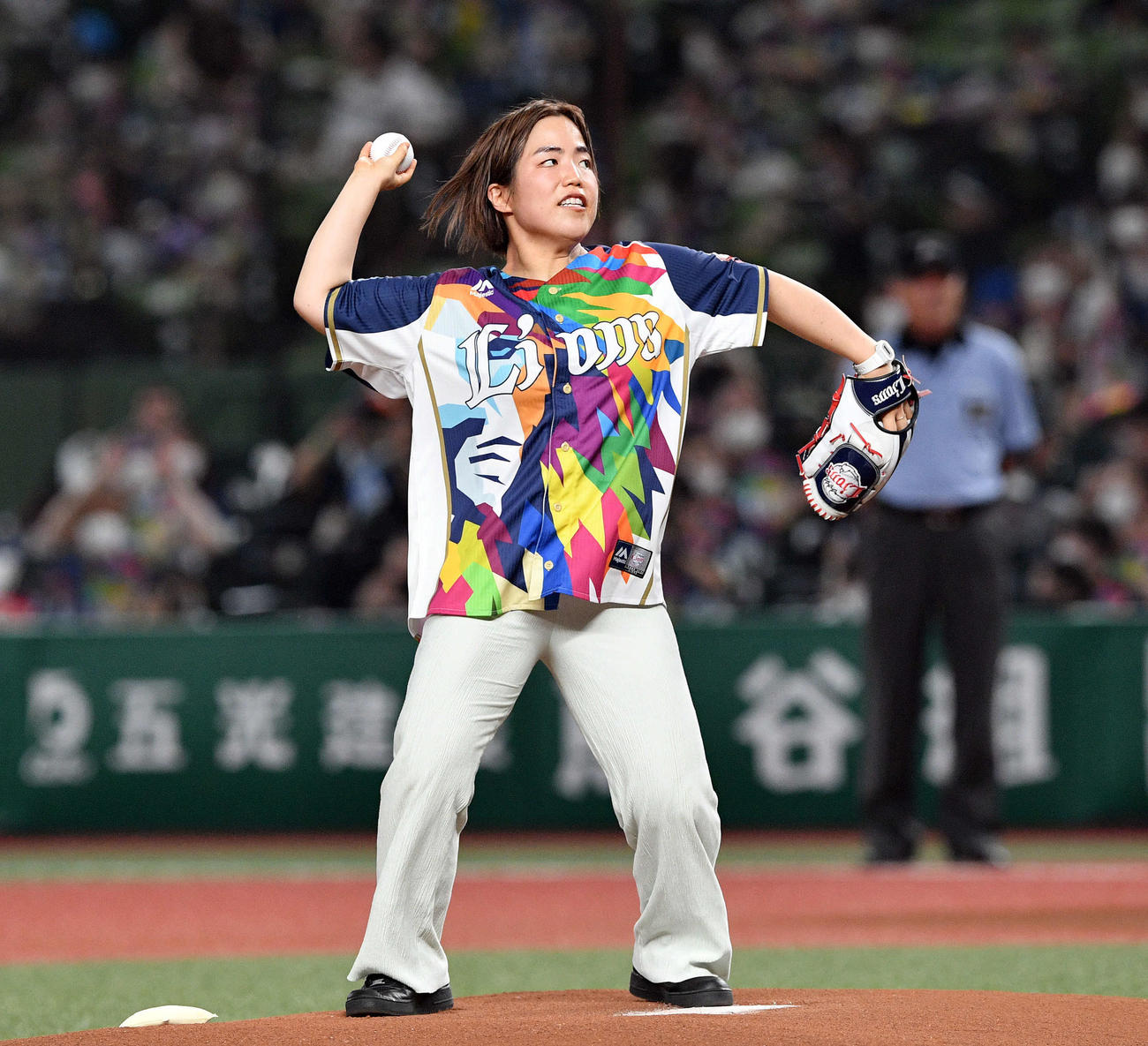 西武対ロッテ　始球式で投球するゆりやんレトリィバァ（撮影・滝沢徹郎）