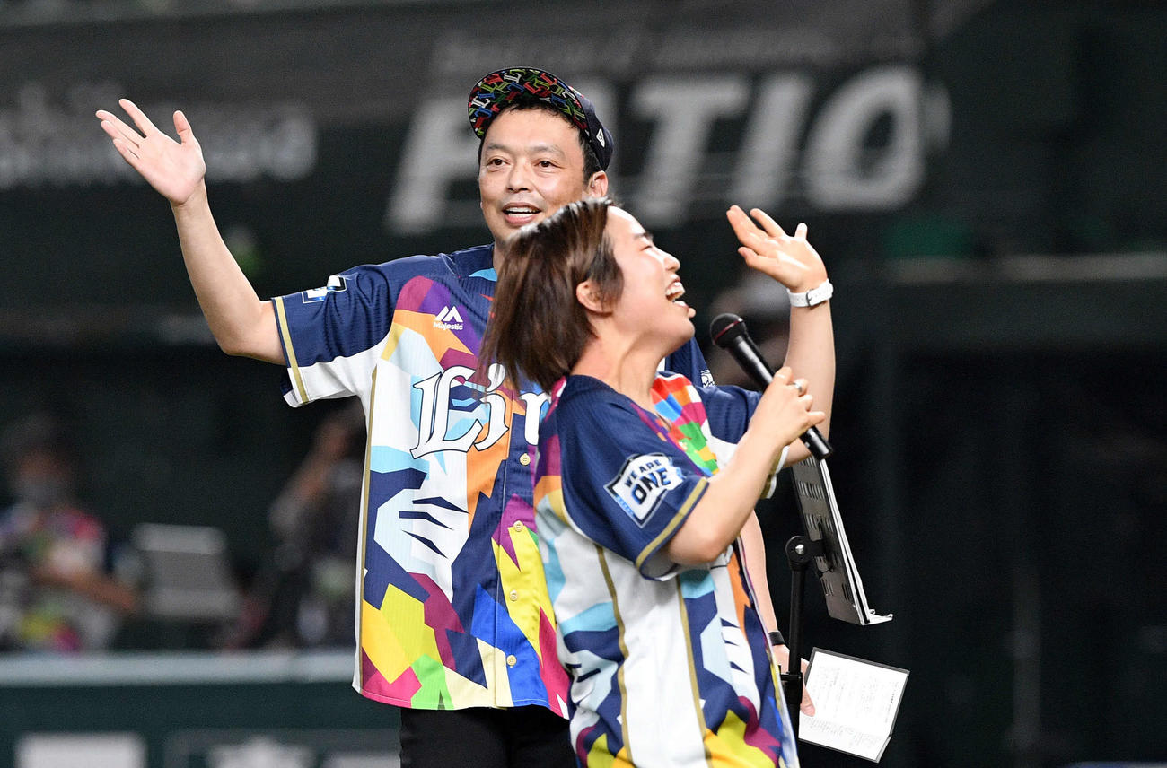 西武対ロッテ　試合前に「SDGs」についてトークする中川家の礼二（左）とゆりやんレトリィバァ（撮影・滝沢徹郎）