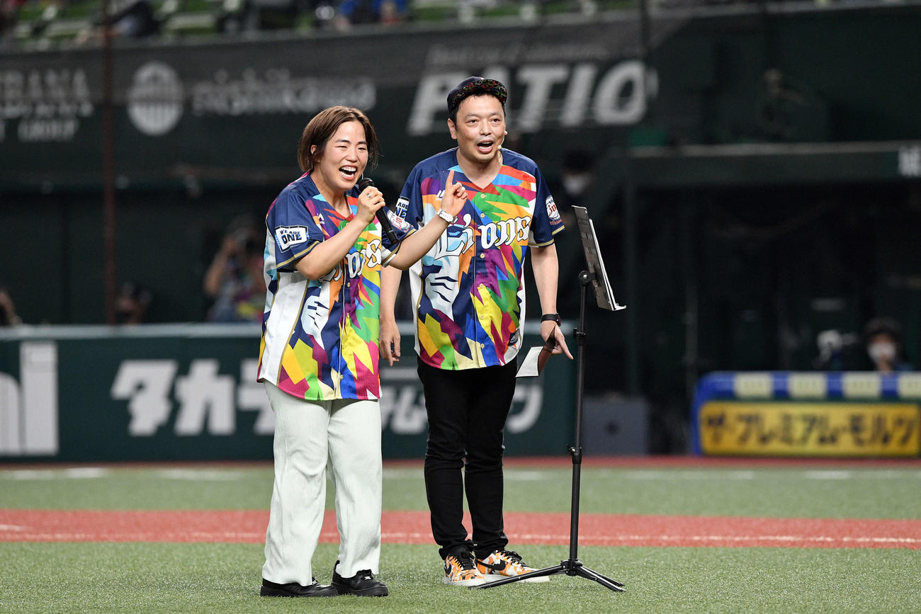 西武対ロッテ　試合前に「SDGs」についてトークするゆりやんレトリィバァ（左）と中川家の礼二（撮影・滝沢徹郎）