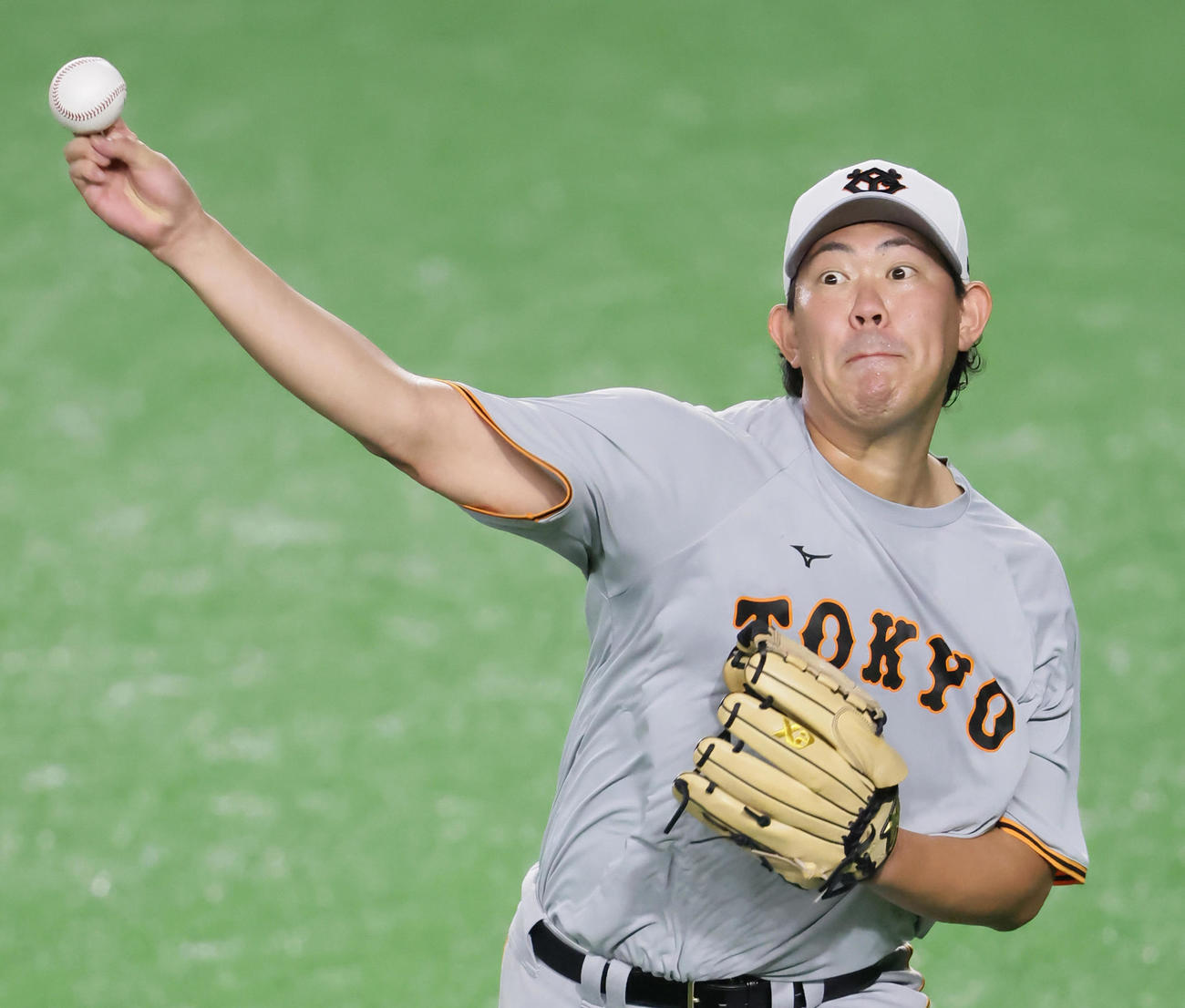 キャッチボールで調整する巨人山口（撮影・足立雅史）