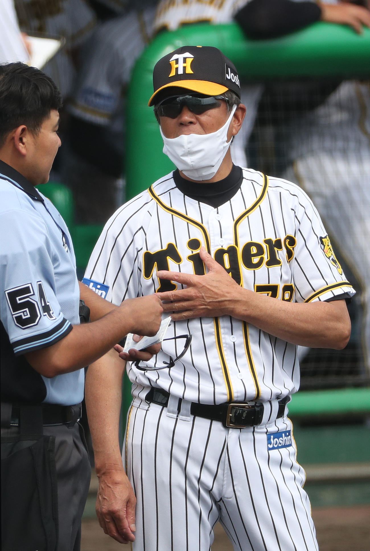 ウエスタンリーグ阪神対広島　投手交代を告げる平田勝男2軍監督（代表撮影）