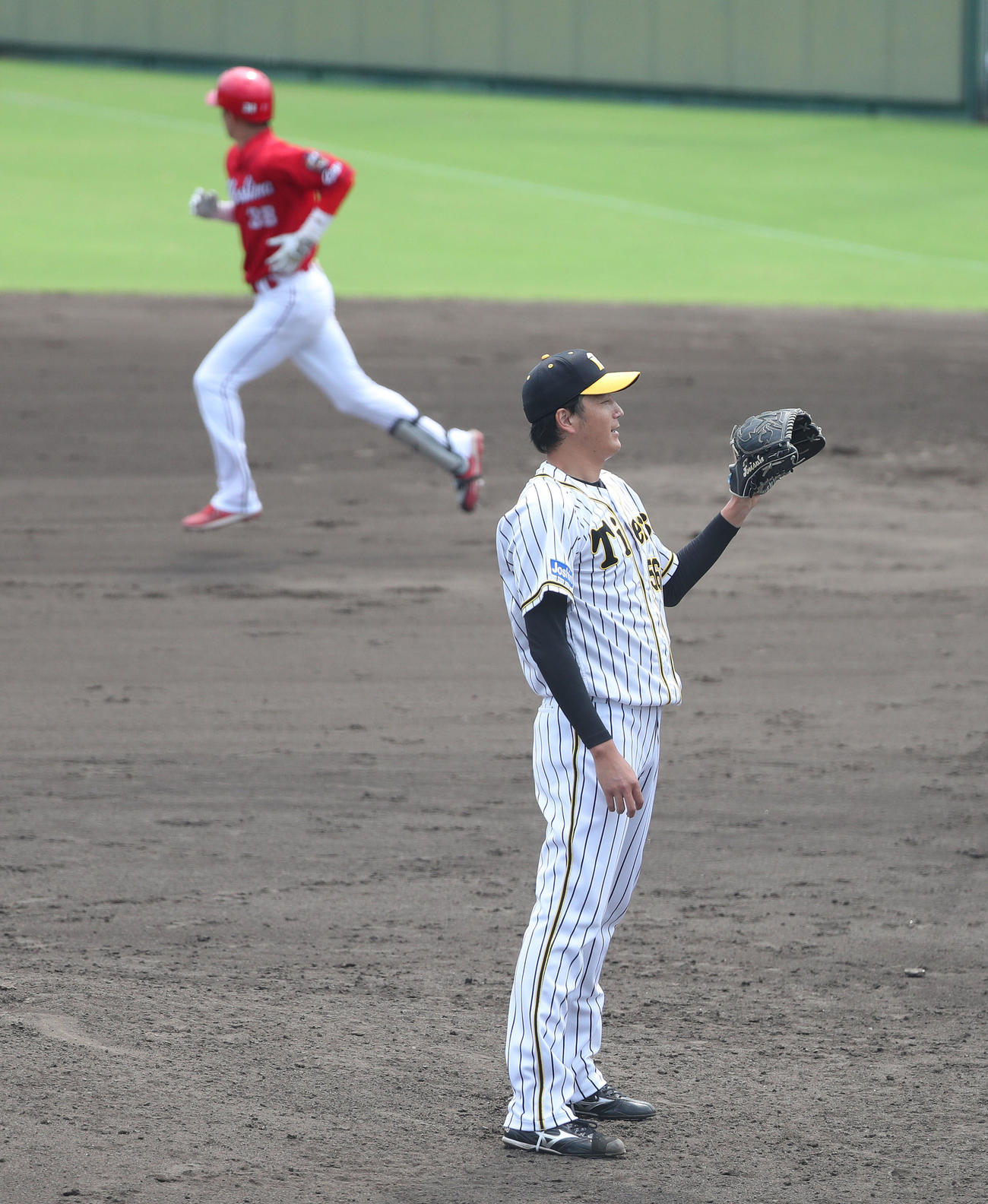 ウエスタンリーグ阪神対広島　9回表広島無死、宇草孔基（左）に右越え本塁打を浴びる小林慶祐（代表撮影）