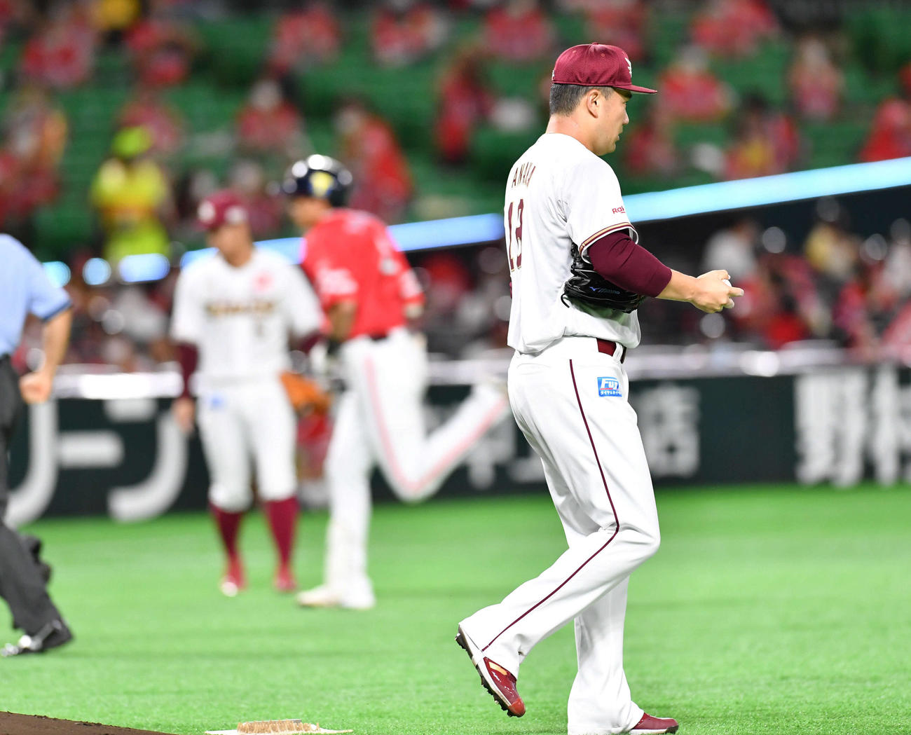 ソフトバンク対楽天　1回裏ソフトバンク2死、柳田（奥）に右中間へ先制本塁打を打たれた田中将（撮影・岩下翔太）