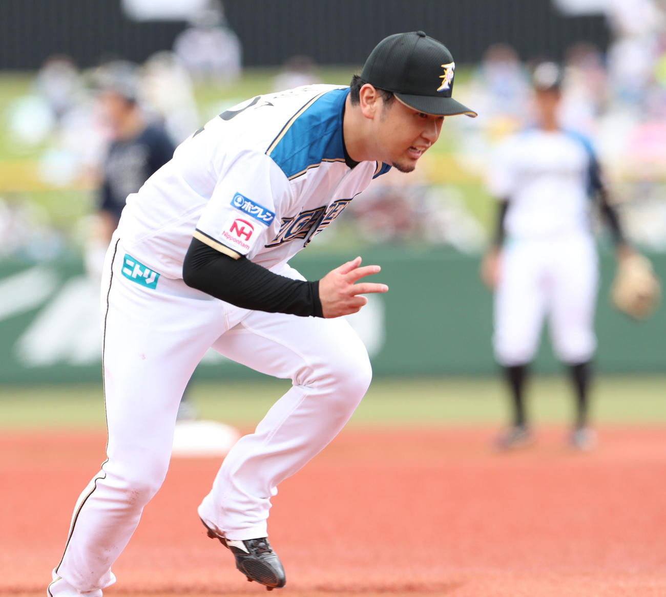 日本ハム対オリックス　1回表オリックス無死満塁、一塁ベースカバーに入るも捕球出来ない日本ハム池田（撮影・佐藤翔太）