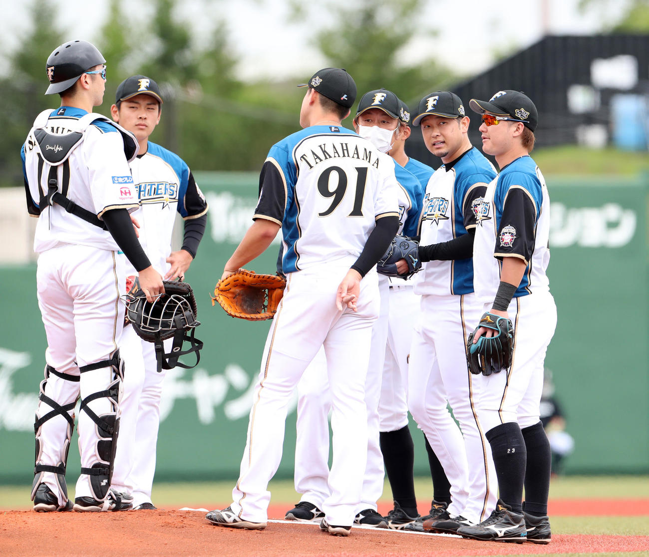 日本ハム対オリックス　1回表オリックス無死一、三塁、杉本に死球を与えマウンドに集まる日本ハムナインと先発の池田（右から2人目）（撮影・佐藤翔太）