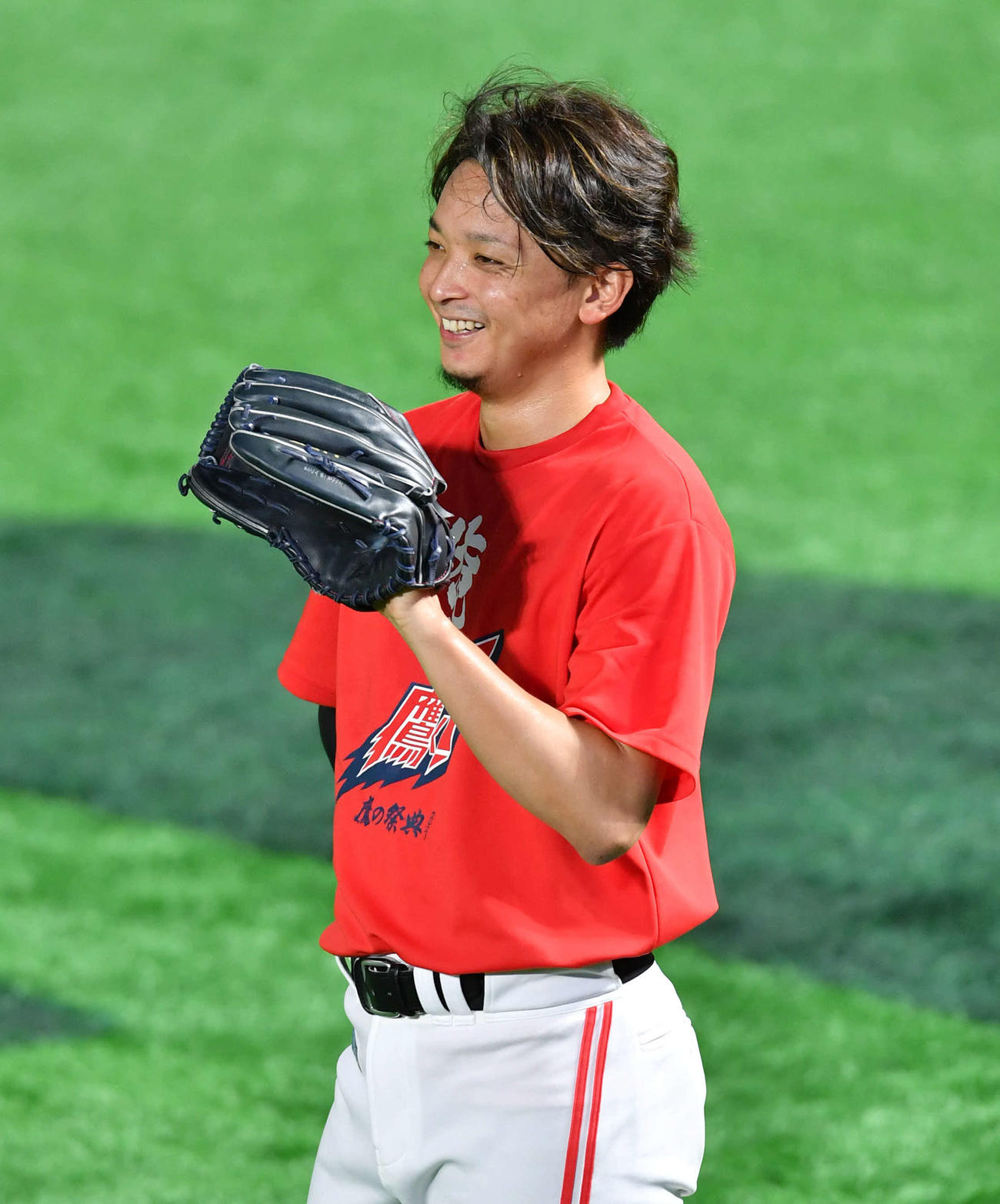 ソフトバンク対楽天　笑顔でキャッチボールを行う東浜（撮影・岩下翔太）
