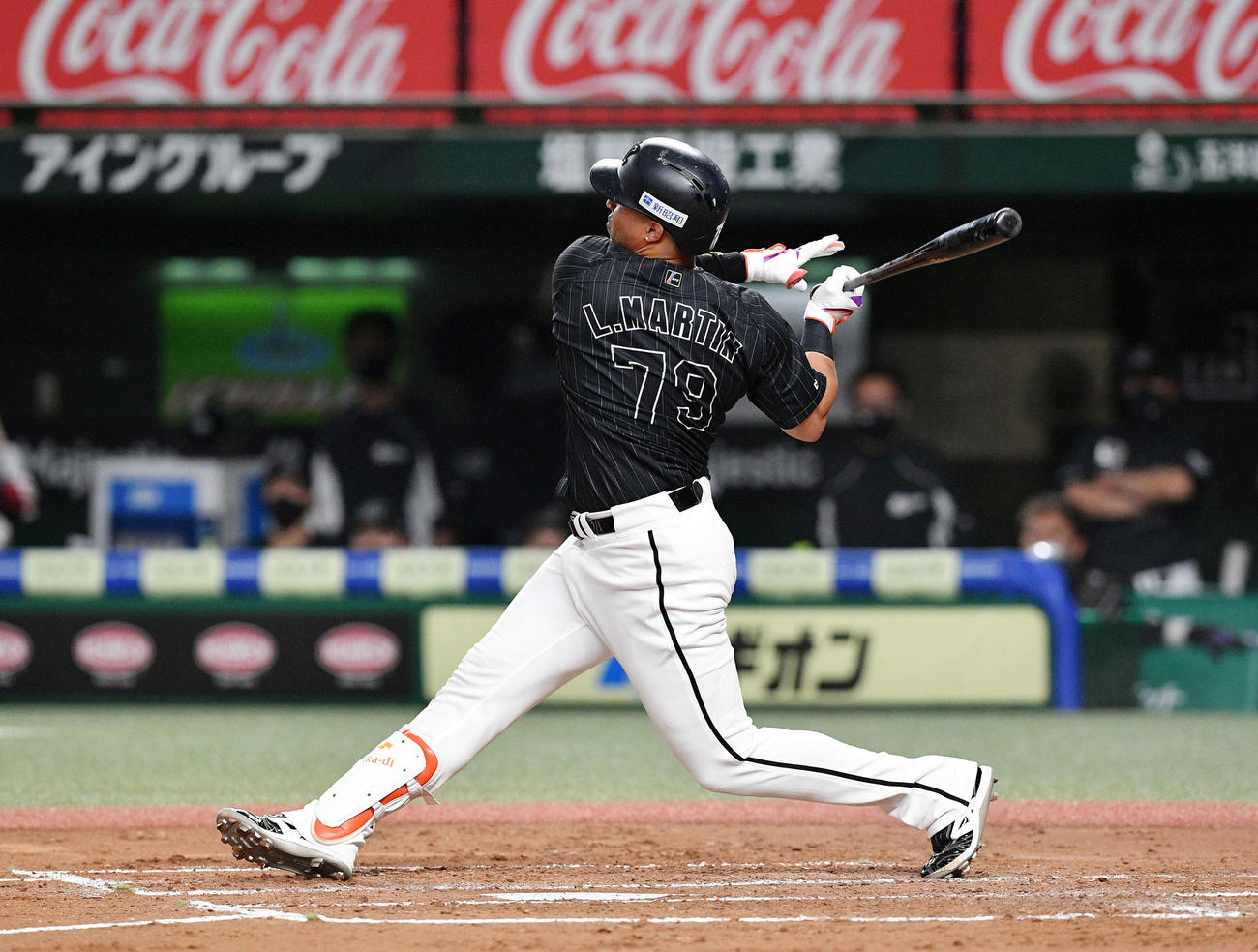 西武対ロッテ　2回表ロッテ2死満塁、マーティンは右越えに満塁本塁打を放つ（撮影・滝沢徹郎）