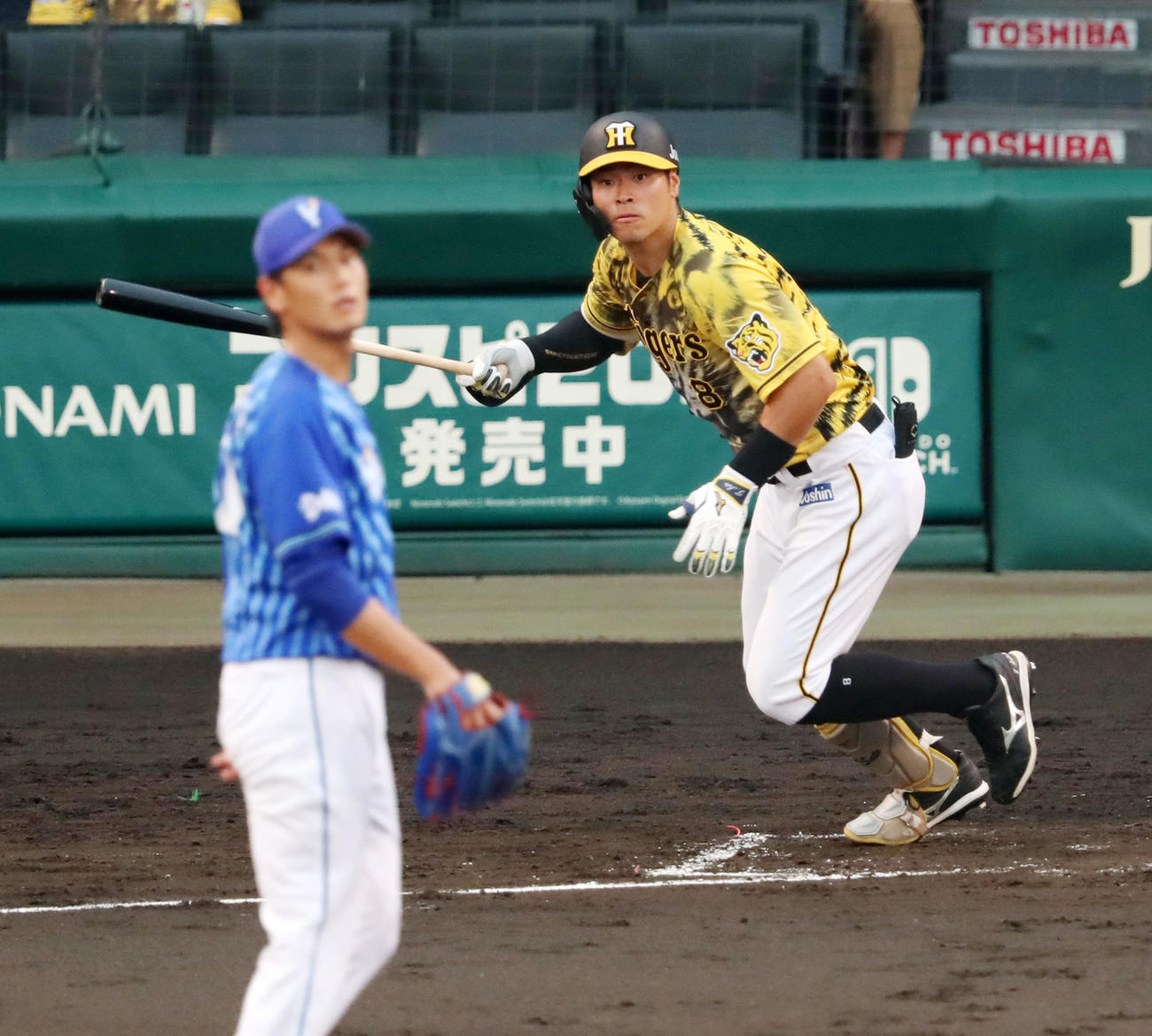 阪神対DeNA 2回裏阪神2死、佐藤輝明は中越え二塁打を放つ、投手は坂本裕哉（撮影・加藤哉）
