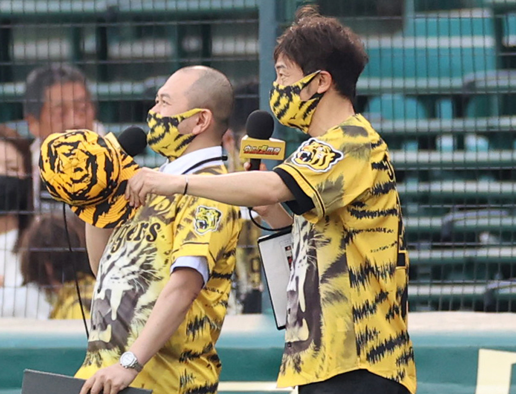 試合前に登場する陣内智則（撮影・清水貴仁）