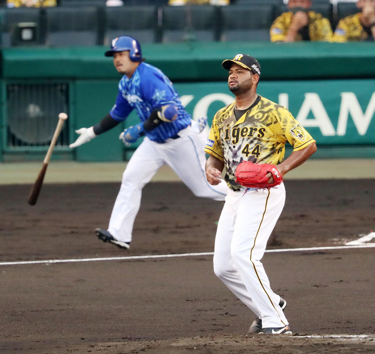 阪神対DeNA 1回表DeNA1死二、三塁、ラウル・アルカンタラは宮崎敏郎に右前適時打を打たれ失点（撮影・加藤哉）