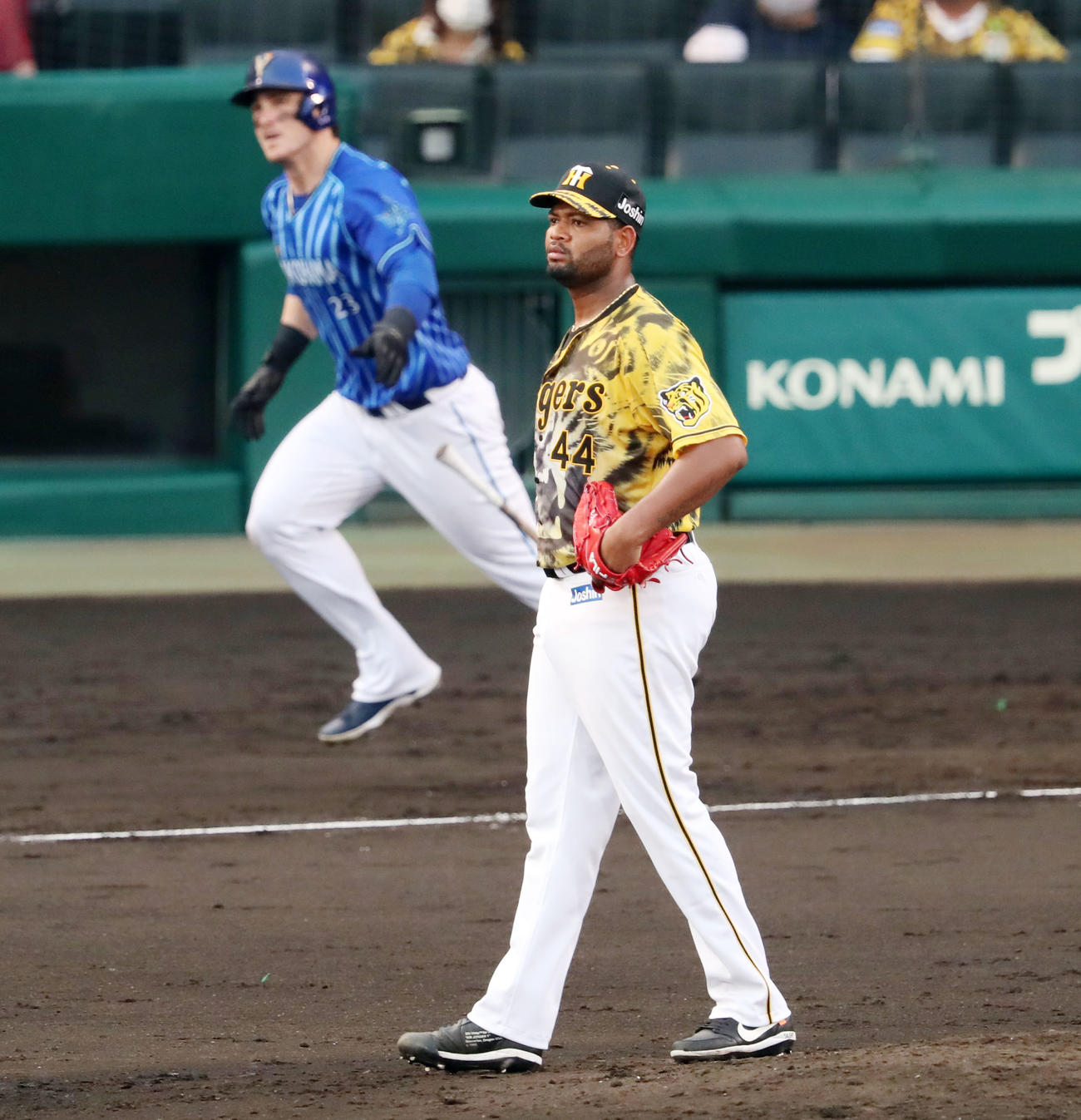 阪神対DeNA 3回表DeNA1死、ラウル・アルカンタラはタイラー・オースティンに右越え本塁打を被弾（撮影・加藤哉）