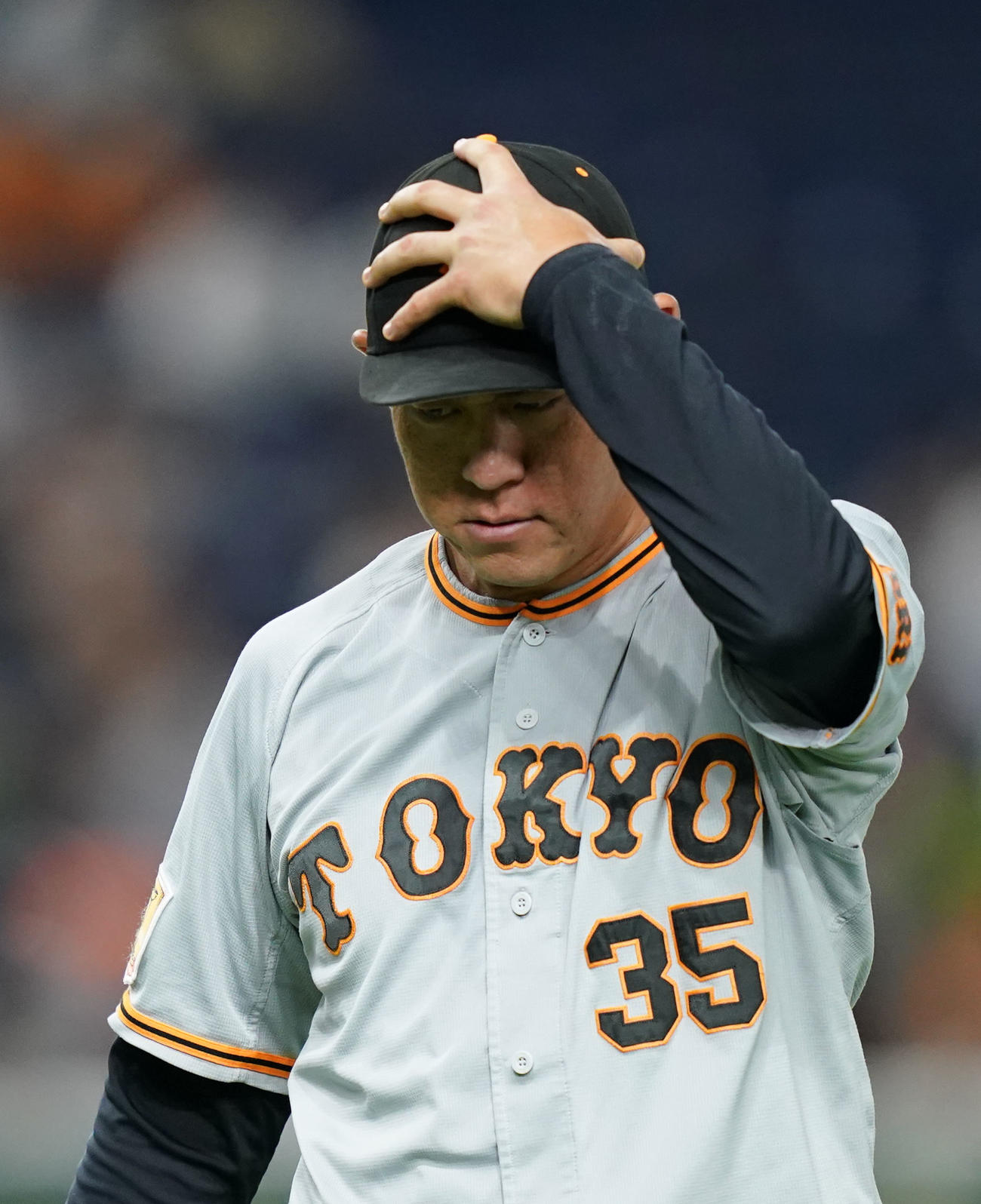 巨人対ヤクルト　4回表を終えベンチへ引き揚げる巨人桜井（撮影・横山健太）