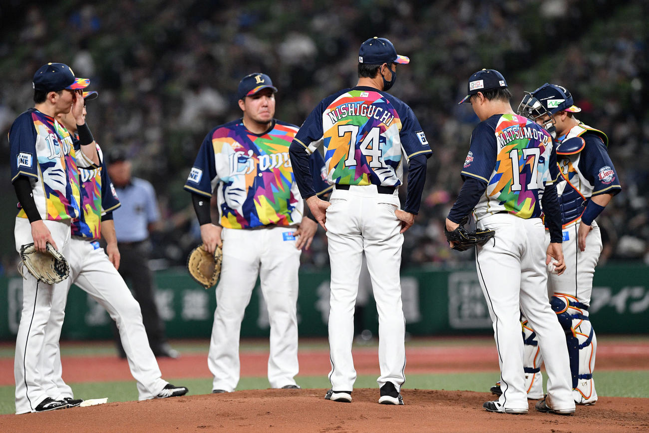 西武対ロッテ　2回表ロッテ2死満塁、中村奨に押し出し四球を与えた松本（右から2人目）のもとに集まるナイン（撮影・滝沢徹郎）