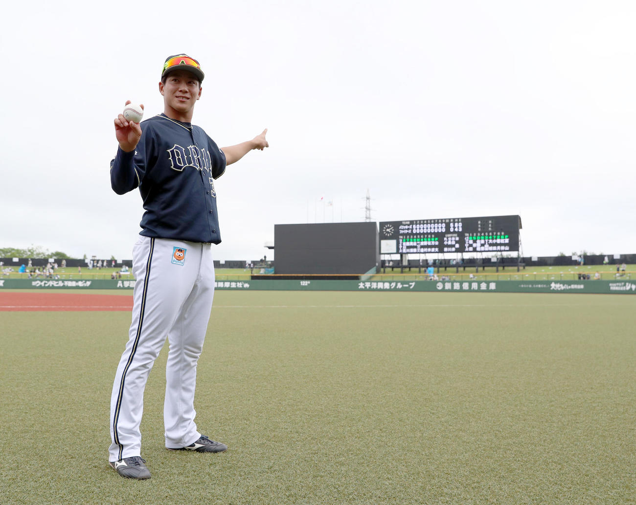 日本ハム対オリックス　プロ初本塁打の記念ボールを手に笑顔で右翼席を指さす来田（撮影・佐藤翔太）
