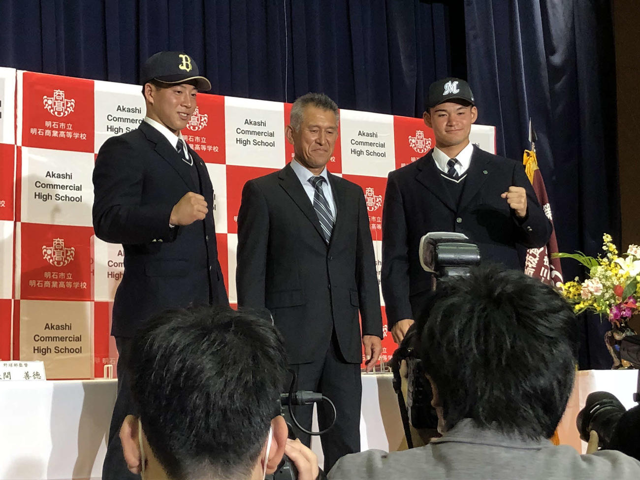 20年ドラフトで指名され記念撮影に収まる明石商・狭間監督（中央）とオリックス来田（左）、ロッテ中森