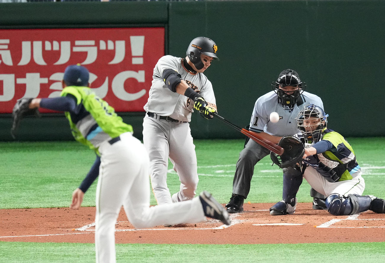 巨人対ヤクルト　1回裏巨人1死三塁、中へ先制の犠飛を放つ丸。投手は奥川（撮影・菅敏）