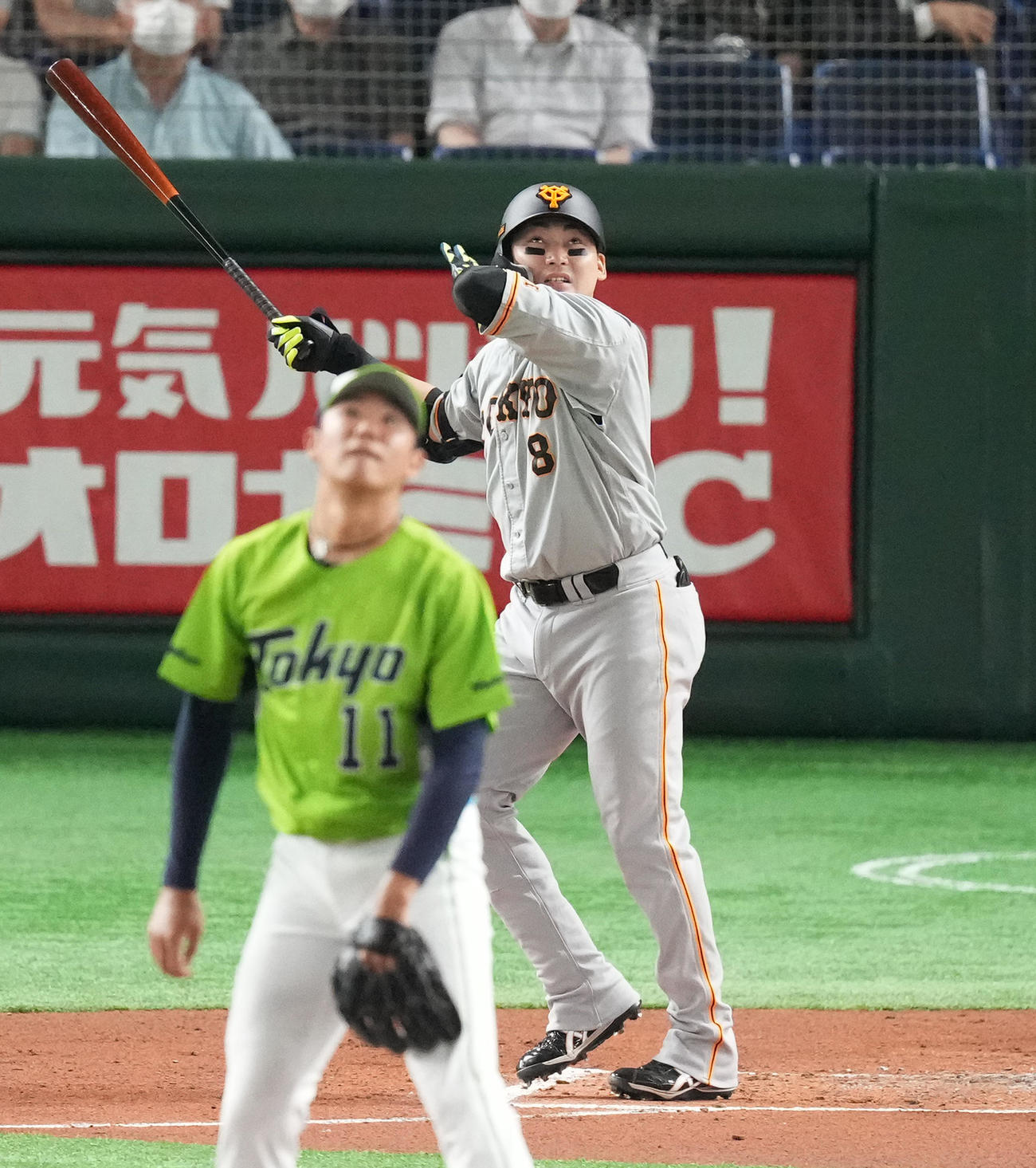 巨人対ヤクルト　1回裏巨人1死三塁、中へ先制の犠飛を放つ丸。投手は奥川（撮影・菅敏）