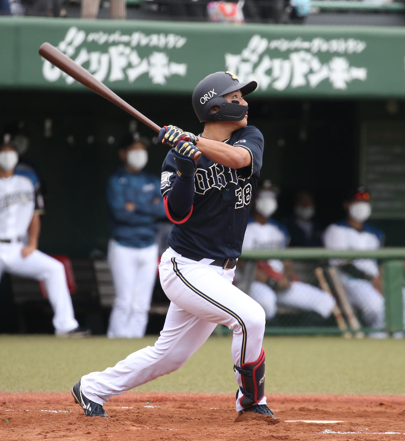 日本ハム対オリックス　1回表オリックス2死一塁、右越え2点本塁打を放つ来田（撮影・佐藤翔太）