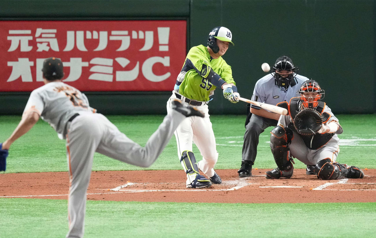 巨人対ヤクルト　2回表ヤクルト無死、右中間に本塁打を放つ村上。投手サンチェス（撮影・菅敏）