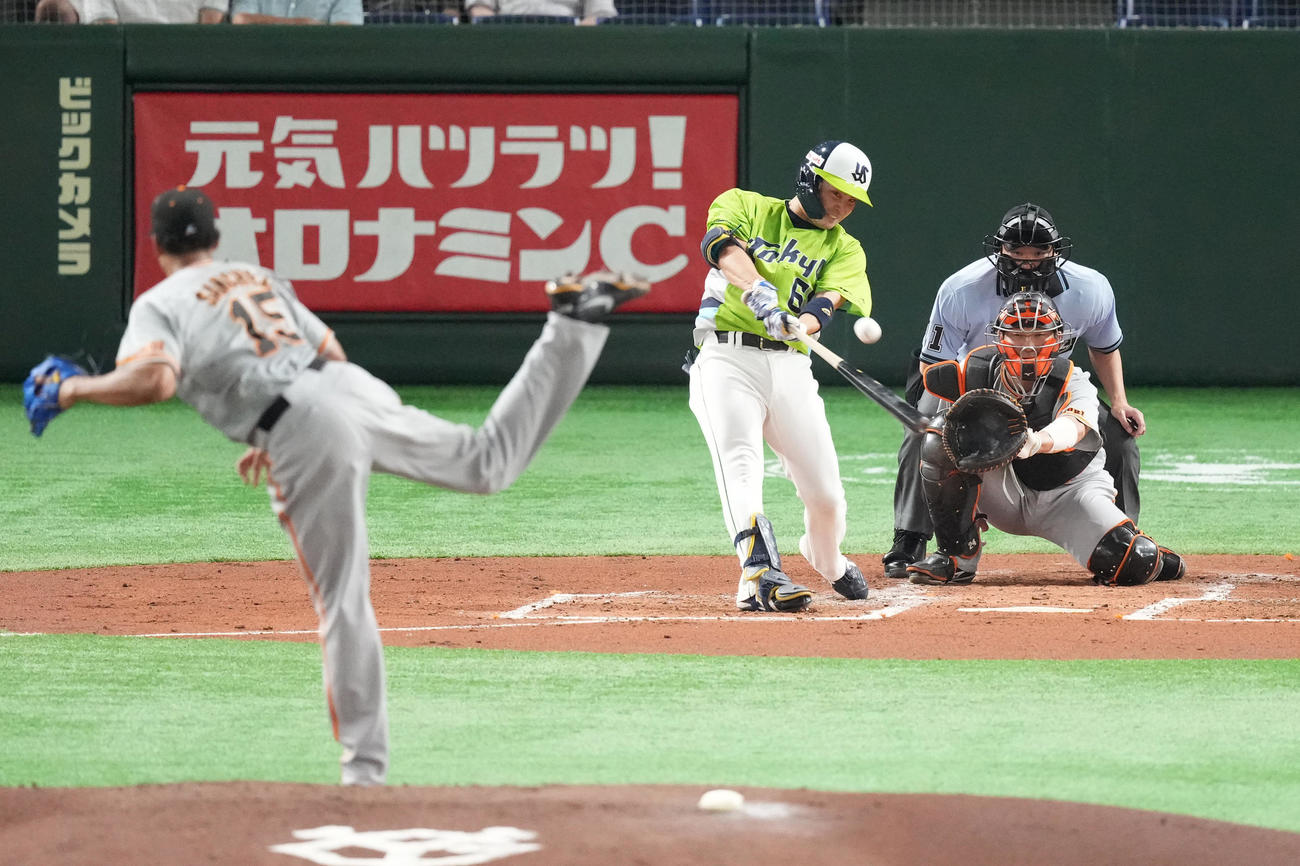 巨人対ヤクルト　2回表ヤクルト1死、右越えに勝ち越しの本塁打を放つ吉田大。投手はサンチェス（撮影・菅敏）