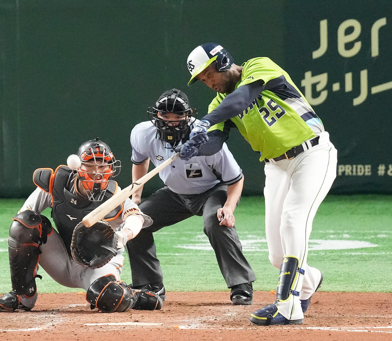 巨人対ヤクルト　5回表ヤクルト1死、右中間に本塁打を放つサンタナ（撮影・菅敏）