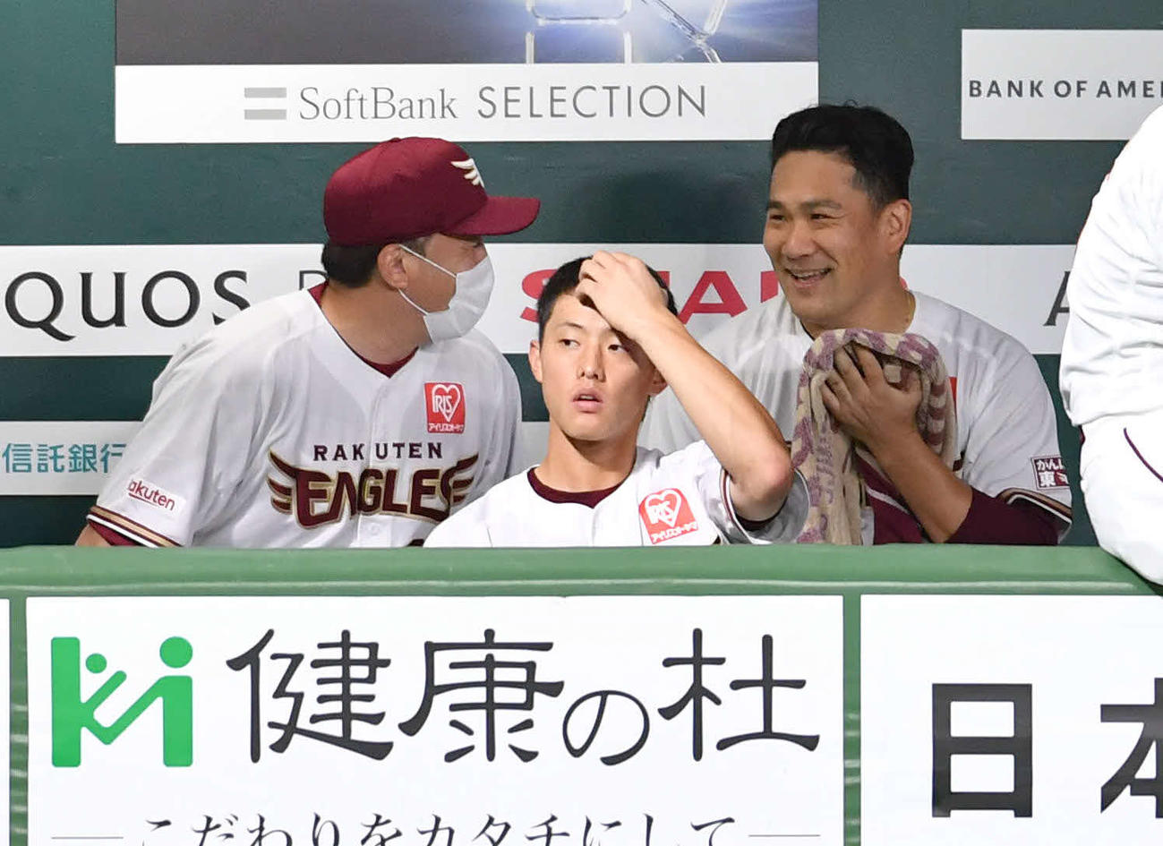 7回裏ソフトバンクの攻撃を抑え、ベンチで石井監督（左）と笑顔で話す田中（撮影・岩下翔太）