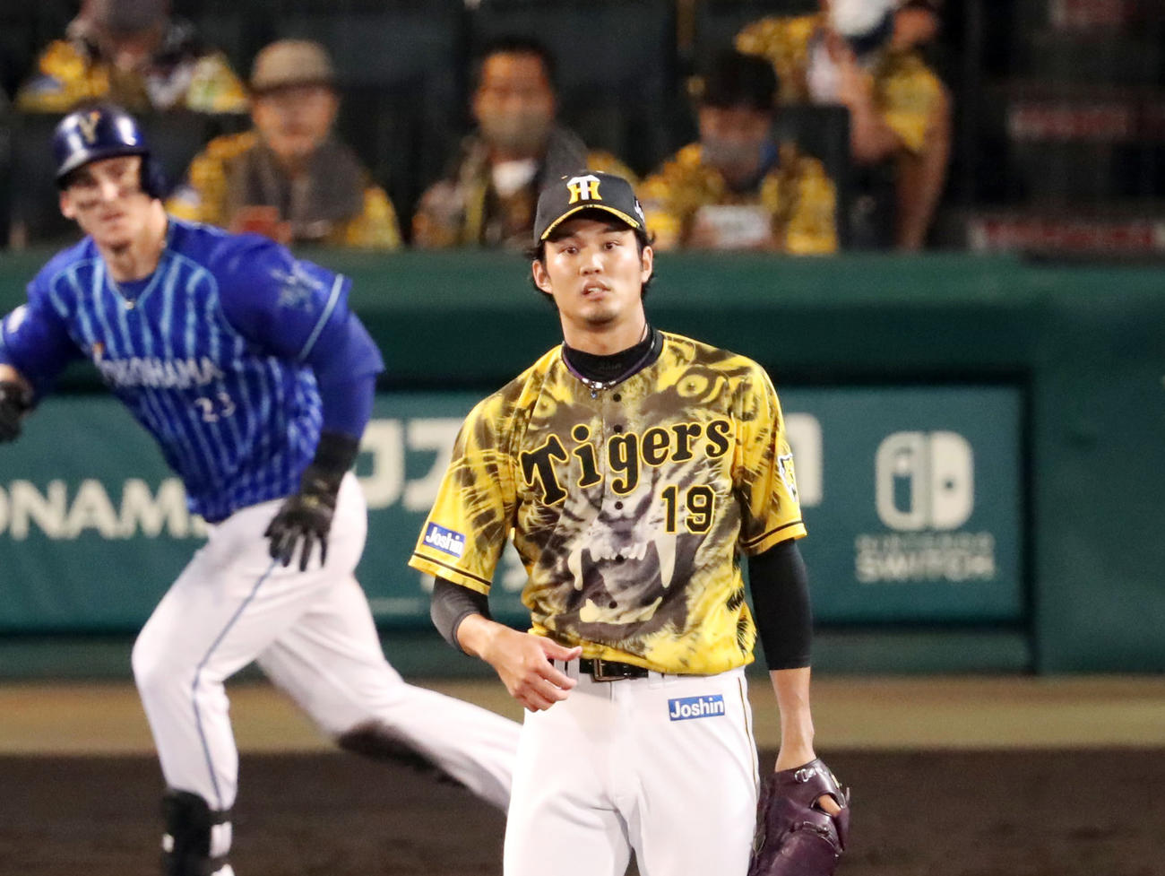 8回表DeNA無死一塁、藤浪はオースティンに中越え適時二塁打を打たれる（撮影・加藤哉）