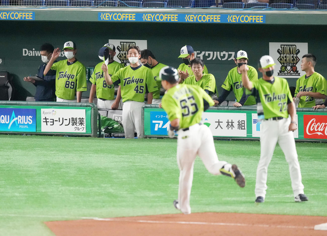 巨人対ヤクルト　8回表ヤクルト2死二塁、左へ2点本塁打を放ちダイヤモンドを回る村上（手前）を前に盛り上がるヤクルトナイン（撮影・菅敏）