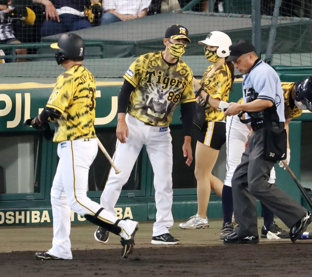 阪神対DeNA 6回裏を終え選手交代を告げる矢野監督。左は凡退してベンチへ戻る大山（撮影・加藤哉）