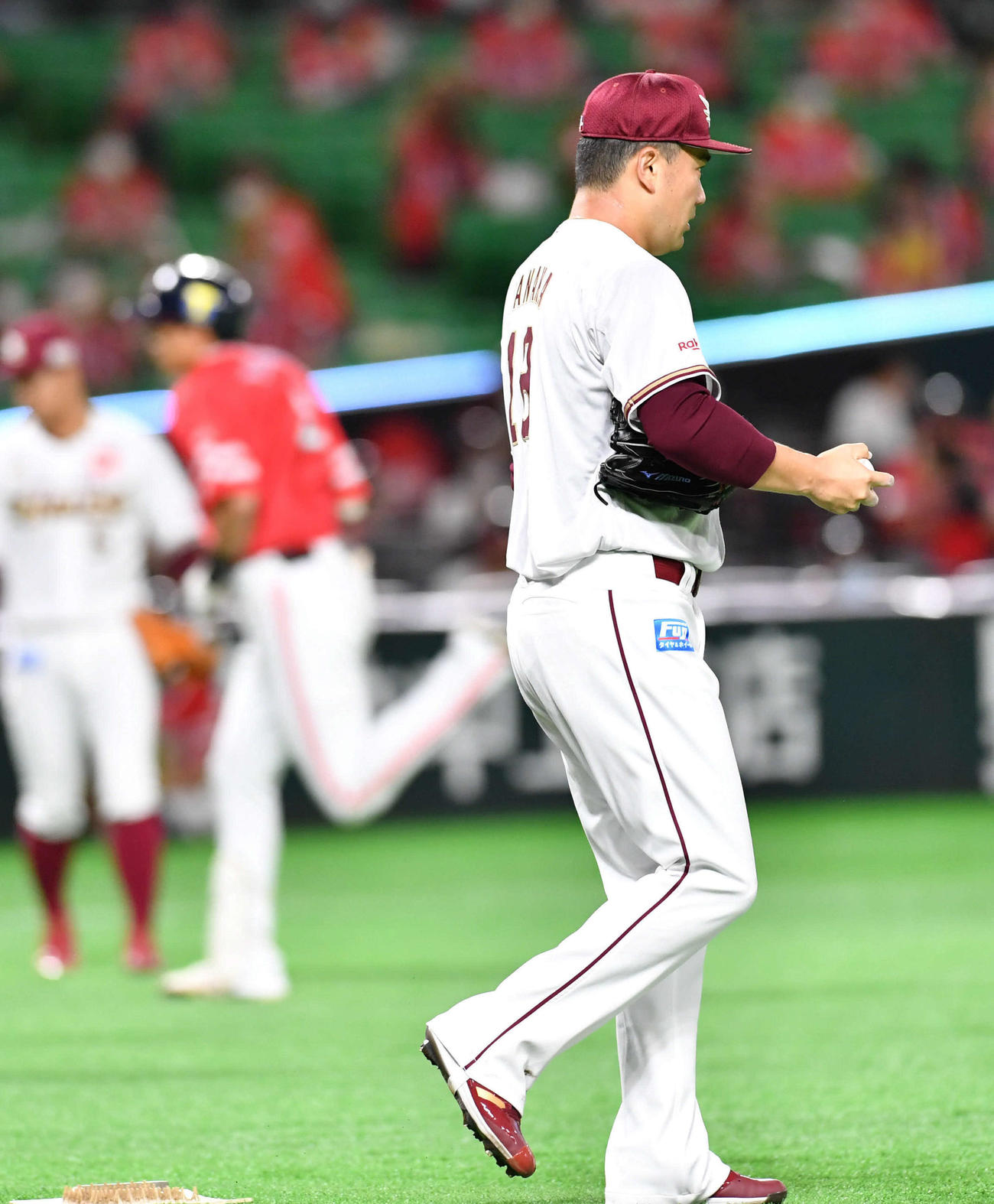ソフトバンク対楽天　1回裏ソフトバンク2死、柳田（奥）に右中間へ先制本塁打を浴びた田中将（撮影・岩下翔太）