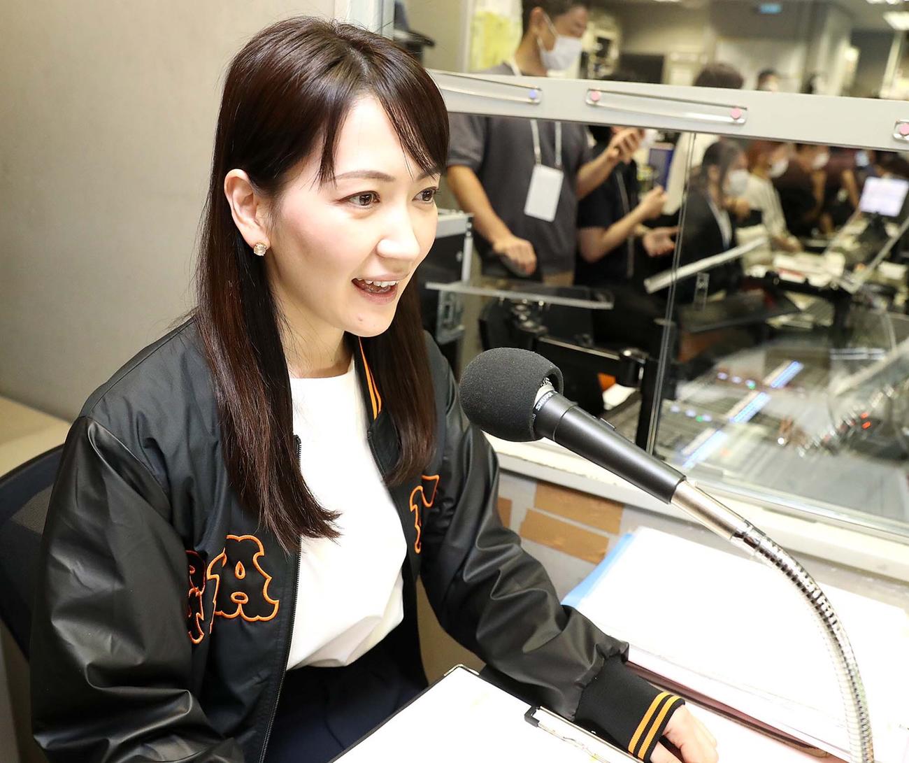 巨人対ヤクルト　1軍の試合でウグイス嬢デビューした小倉星羅さん（球団提供）
