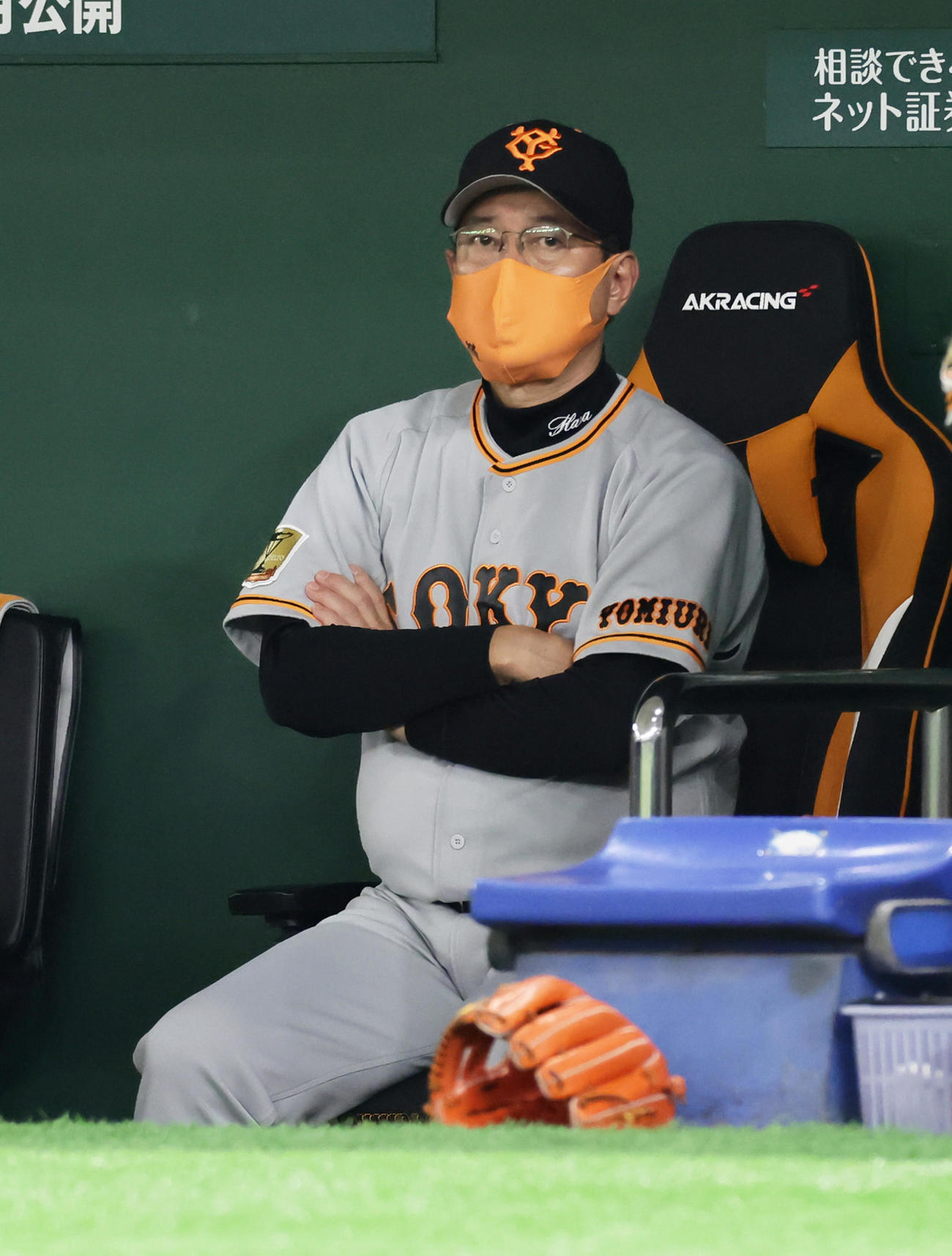 巨人対ヤクルト　戦況を見つめる巨人原監督（撮影・足立雅史）