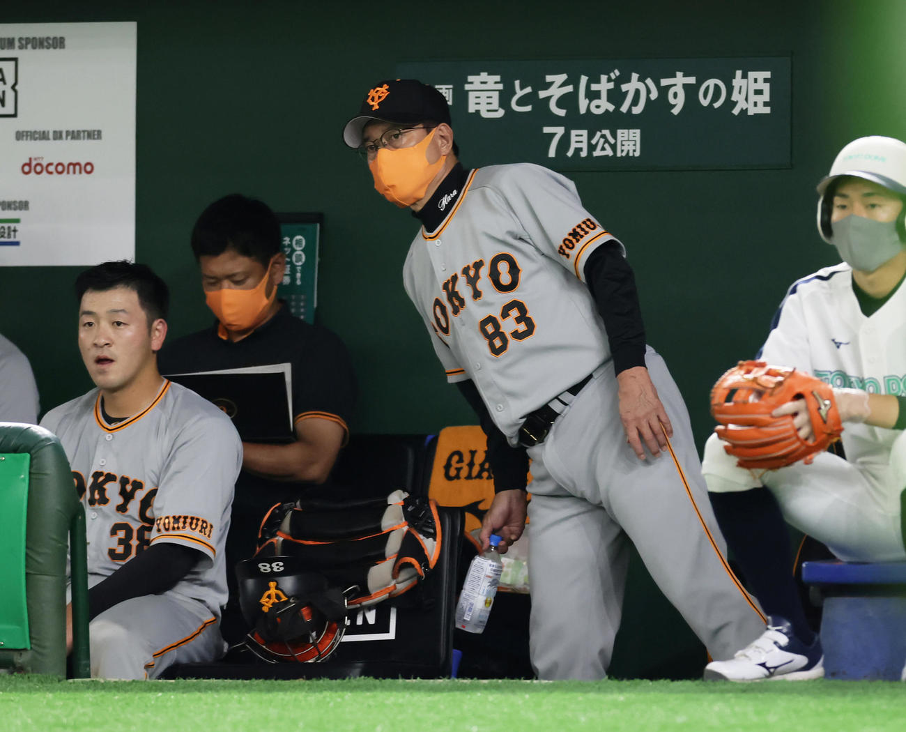 巨人対ヤクルト　ヤクルトに大敗し足早に引き揚げる巨人原監督（右）（撮影・足立雅史）