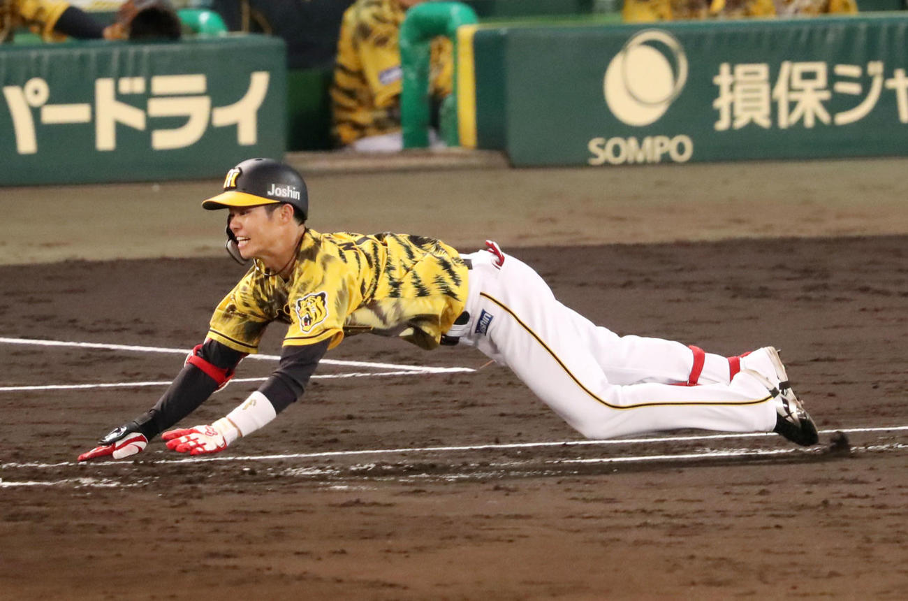 阪神対DeNA 5回裏阪神2死、中野は一塁線にセーフティーバントを決める（撮影・加藤哉）
