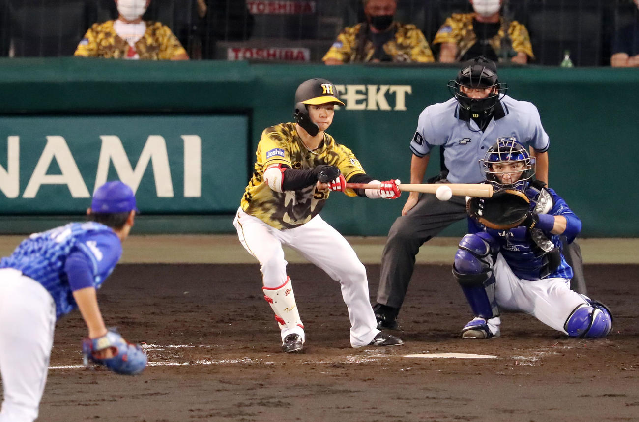 阪神対DeNA 5回裏阪神2死、中野は一塁線にセーフティーバントを決める。投手は坂本（撮影・加藤哉）