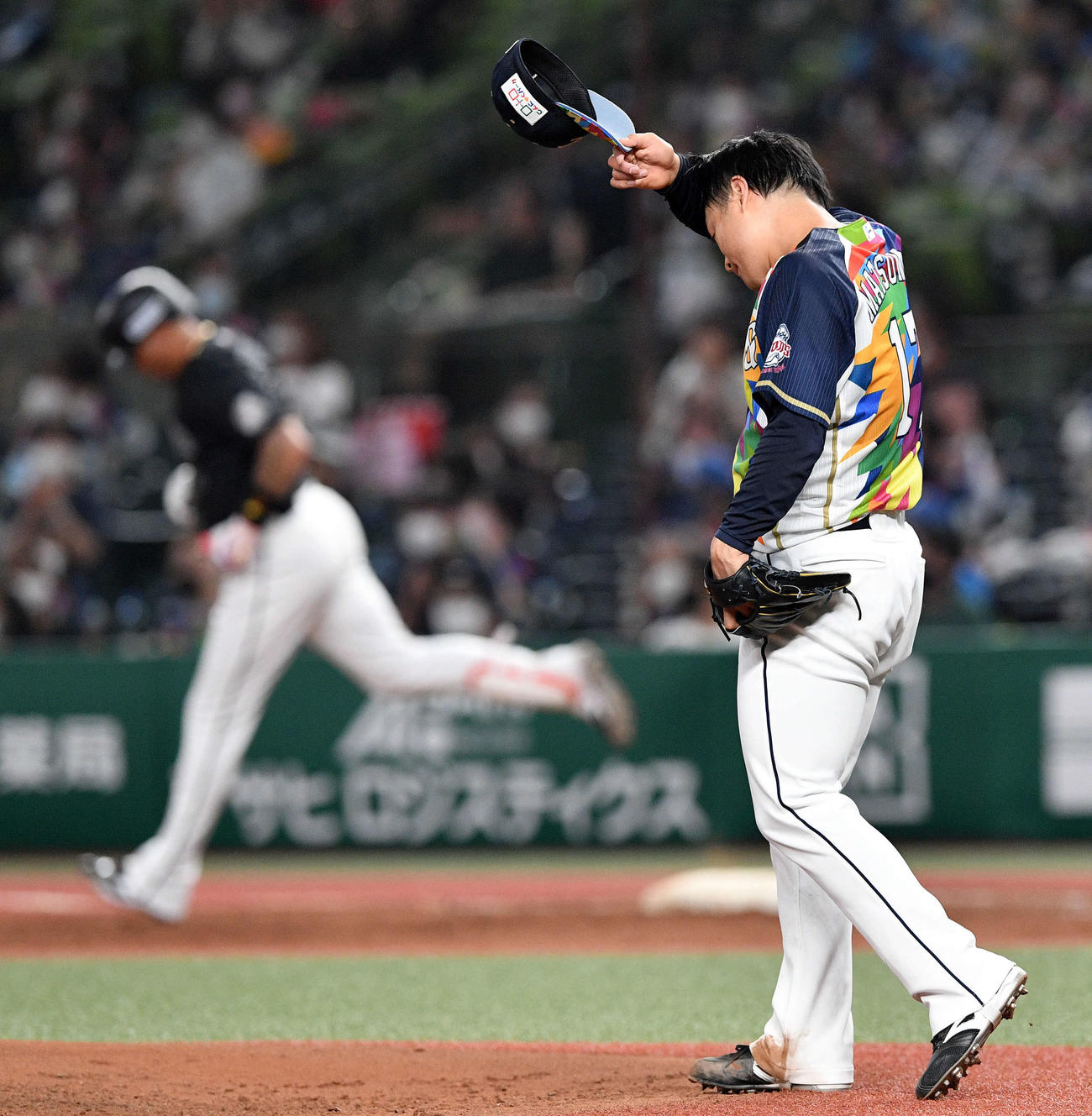 西武対ロッテ　2回表ロッテ2死満塁、マーティン（奥）に満塁本塁打を浴びる松本（撮影・滝沢徹郎）
