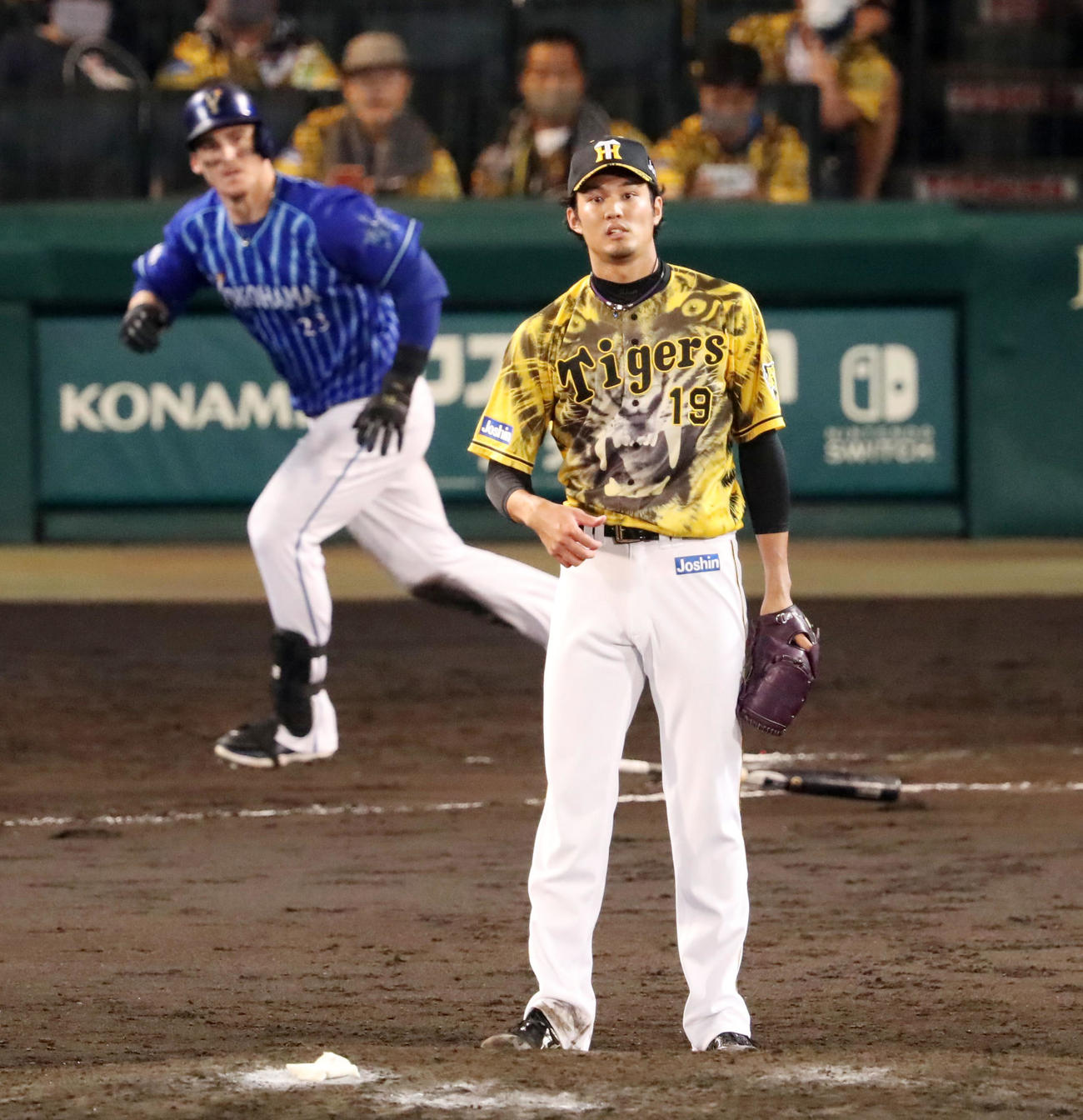 阪神対DeNA 8回表DeNA無死一塁、藤浪はオースティンに中越え適時二塁打を打たれる（撮影・加藤哉）