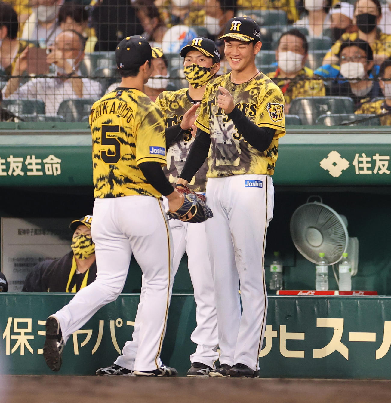 阪神対DeNA 7回に登板しこの回を3者凡退に抑える阪神及川（右）（撮影・清水貴仁）
