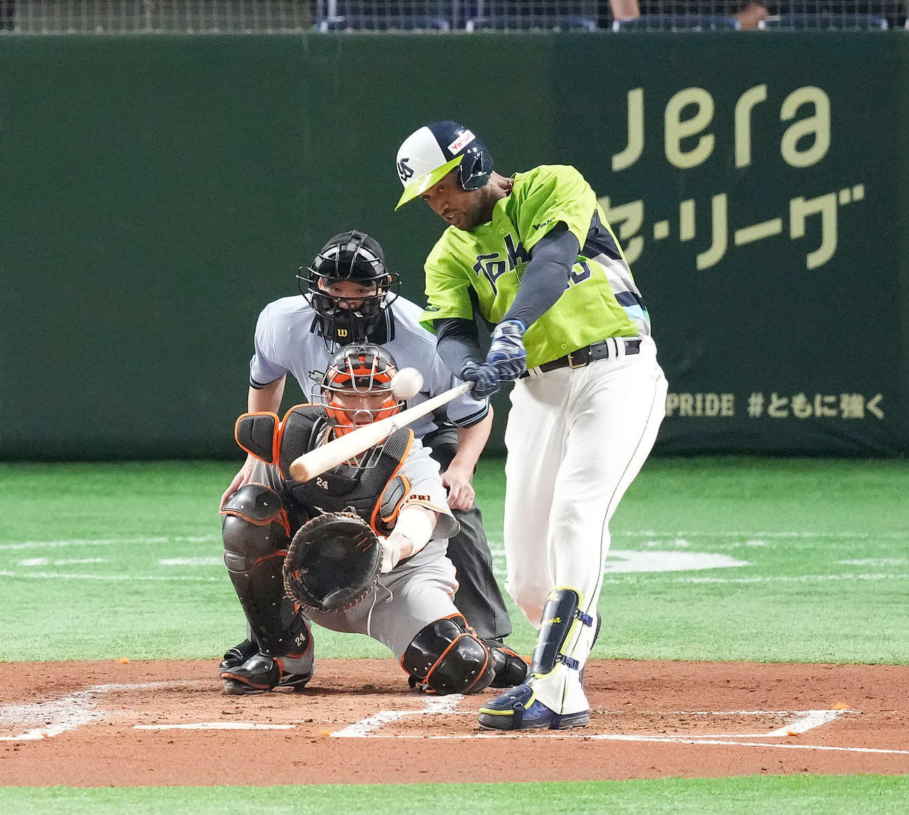 巨人対ヤクルト　2回表ヤクルト1死、左越えに本塁打を放つサンタナ。投手はサンチェス（撮影・菅敏）