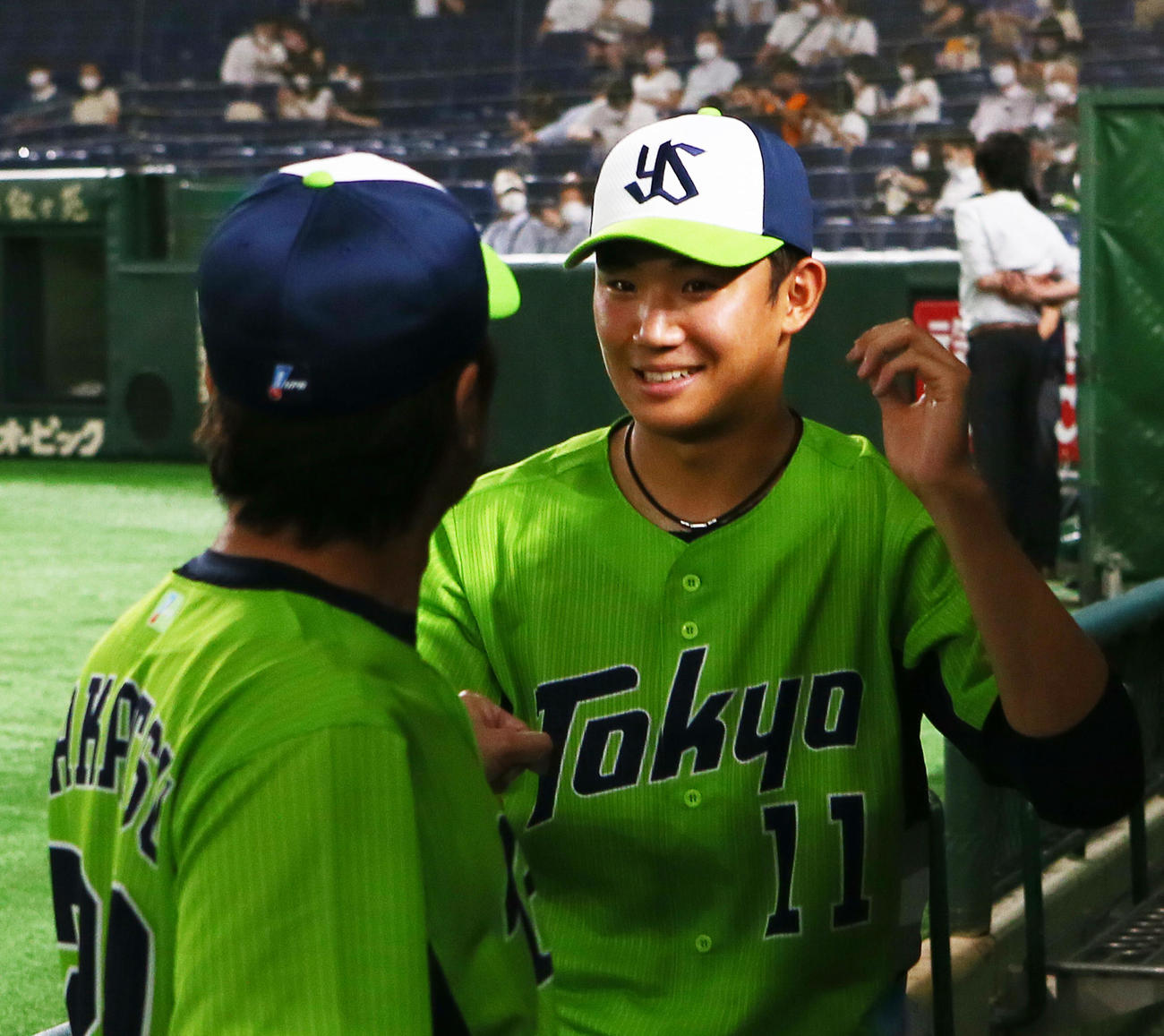 巨人対ヤクルト　4勝目を挙げたヤクルト奥川（右）は高津臣吾監督とタッチを交わし笑顔（撮影・足立雅史）